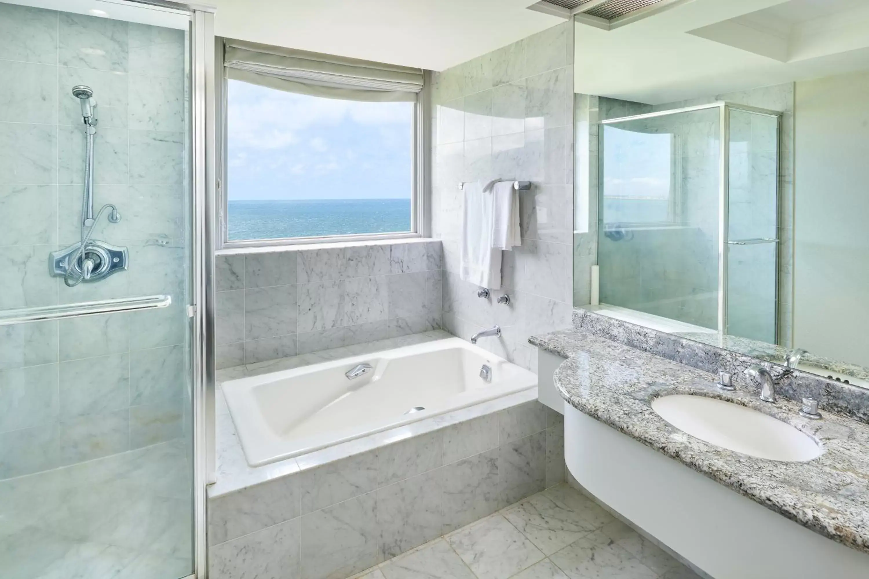 Hot Tub, Bathroom in Maui Beach Hotel