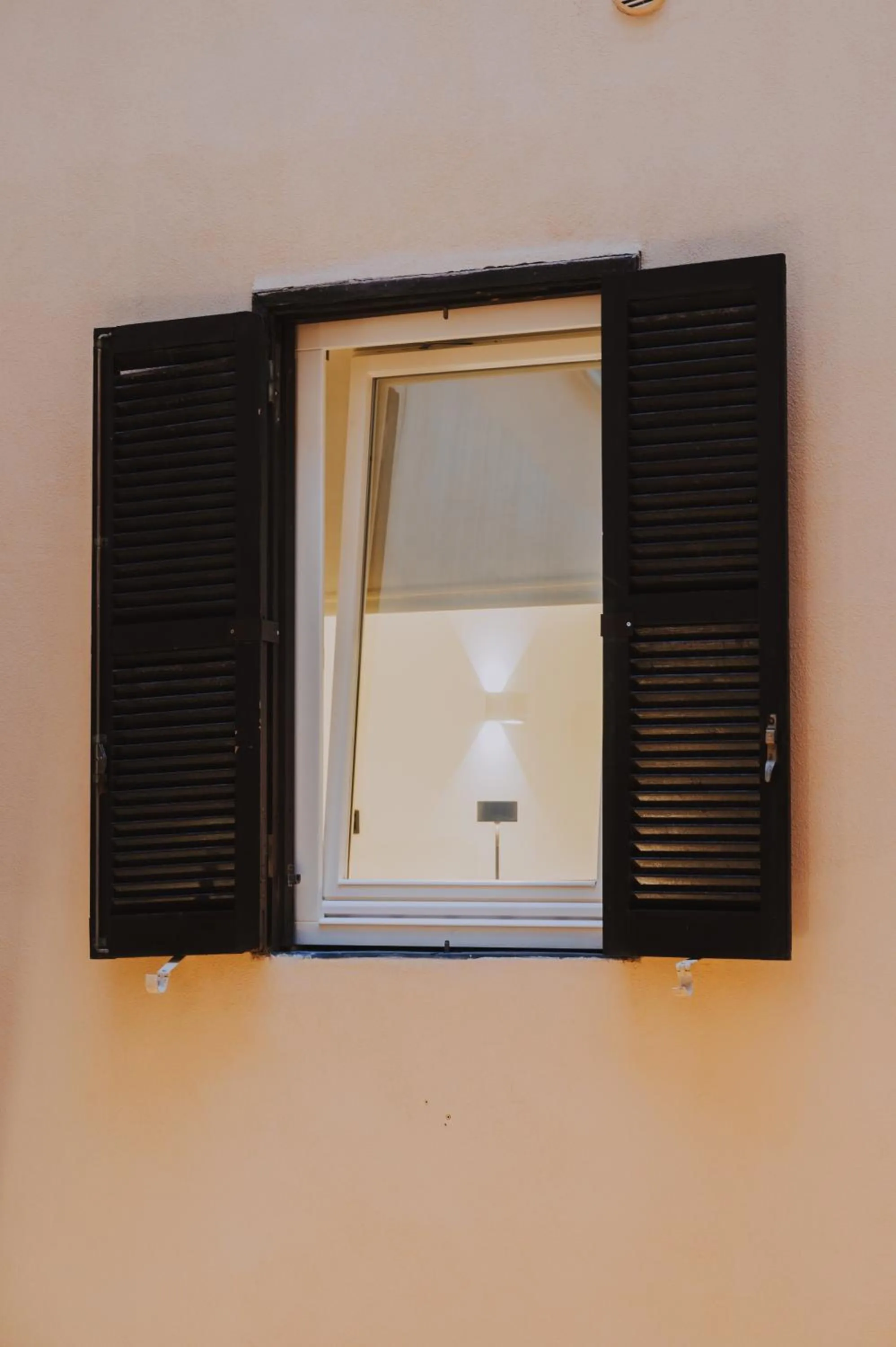 Inner courtyard view in Albergo Delle Regioni, Barberini - Fontana di Trevi