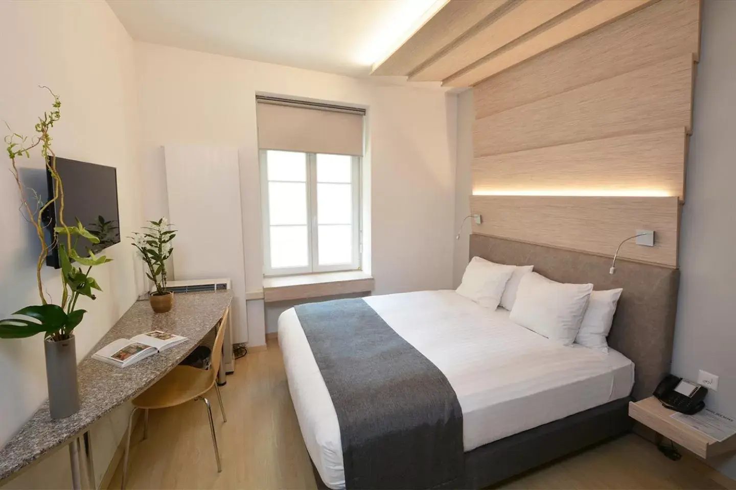 Bed in Hotel des Alpes Bed in Hotel des Alpes