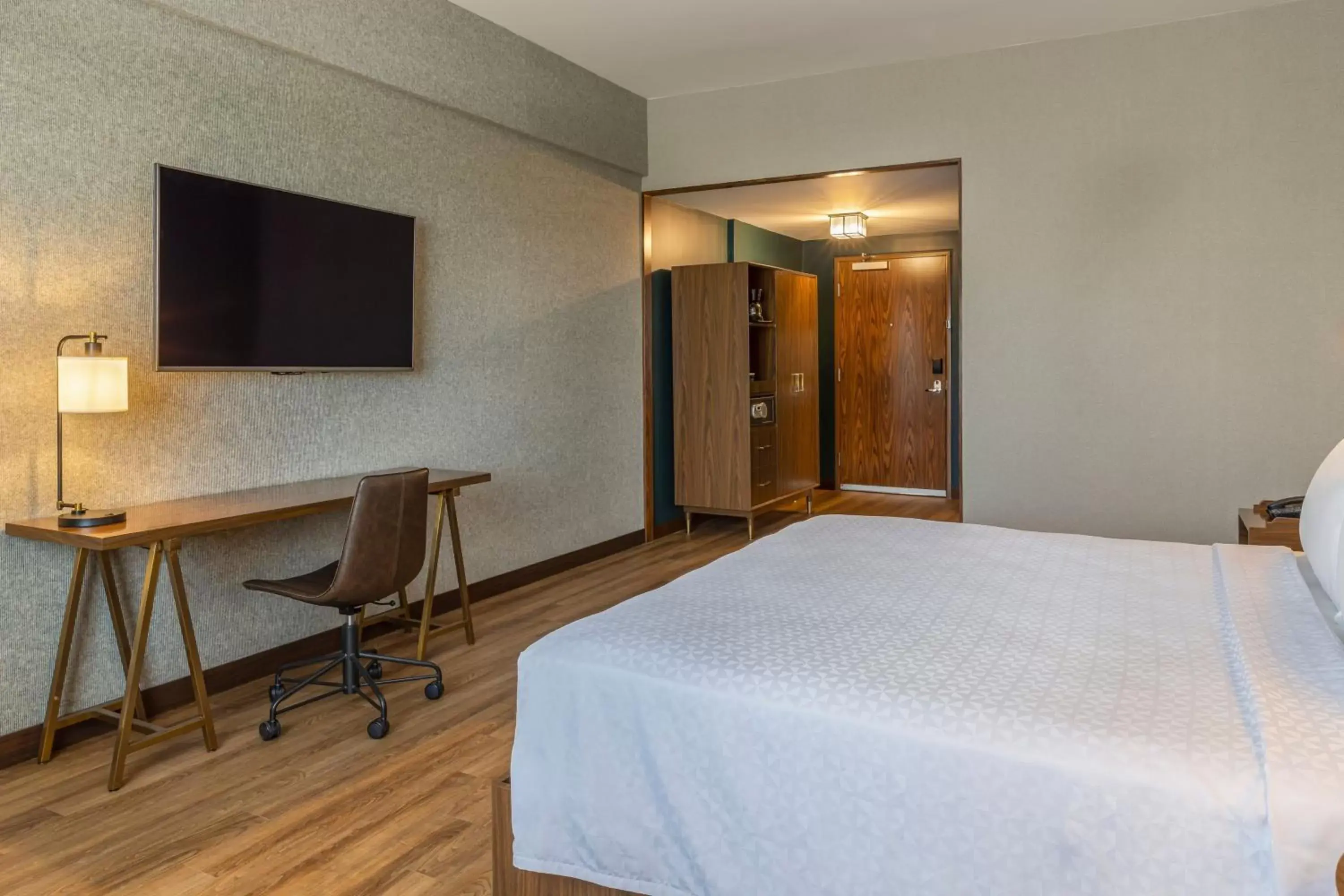 Photo of the whole room, Bed in Four Points by Sheraton Monterrey Airport