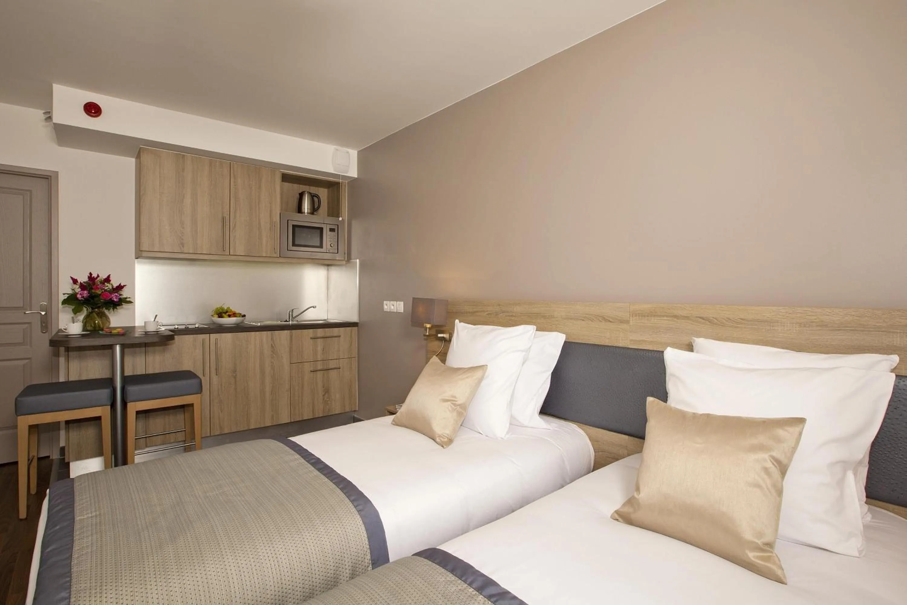 Kitchen or kitchenette, Bed in Residhome Paris Issy Les Moulineaux