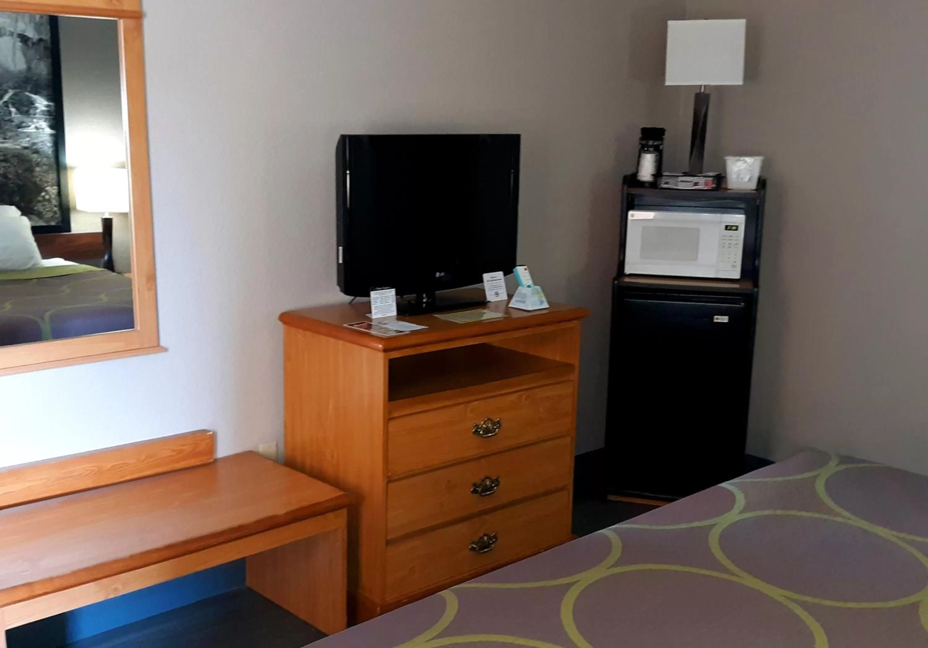 TV and multimedia in Super 8 by Wyndham Fort Chiswell Wytheville Area