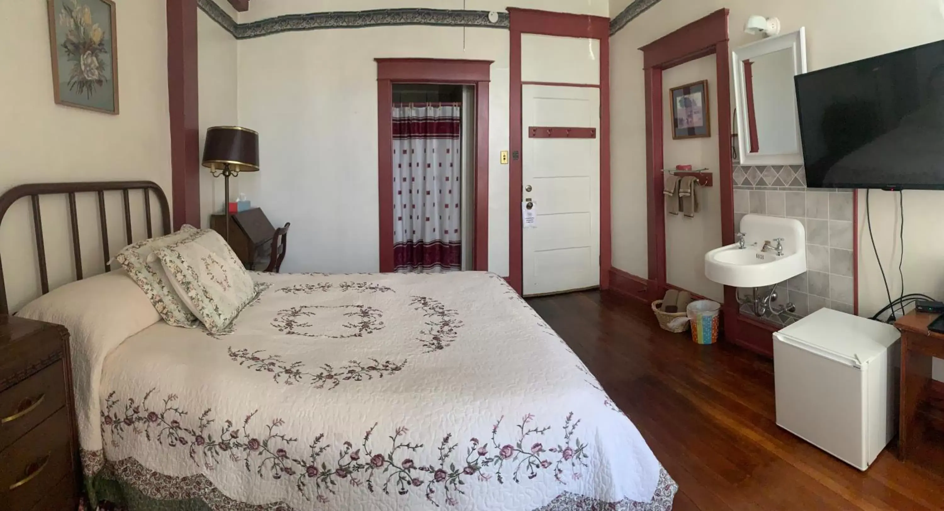 Queen Room in Historic Hotel Greybull