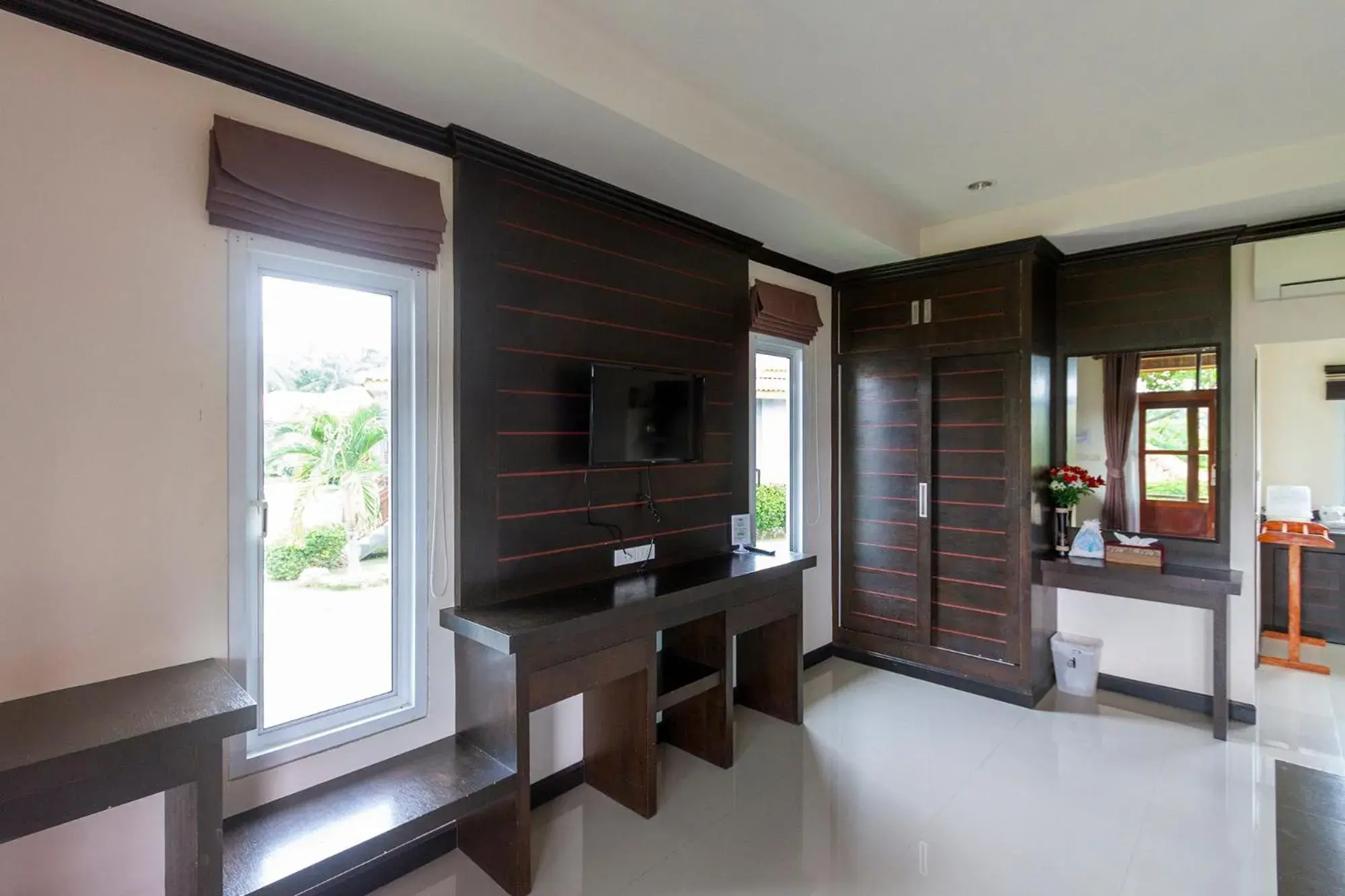 Bedroom, TV/Entertainment Center in Lanta Lapaya Resort