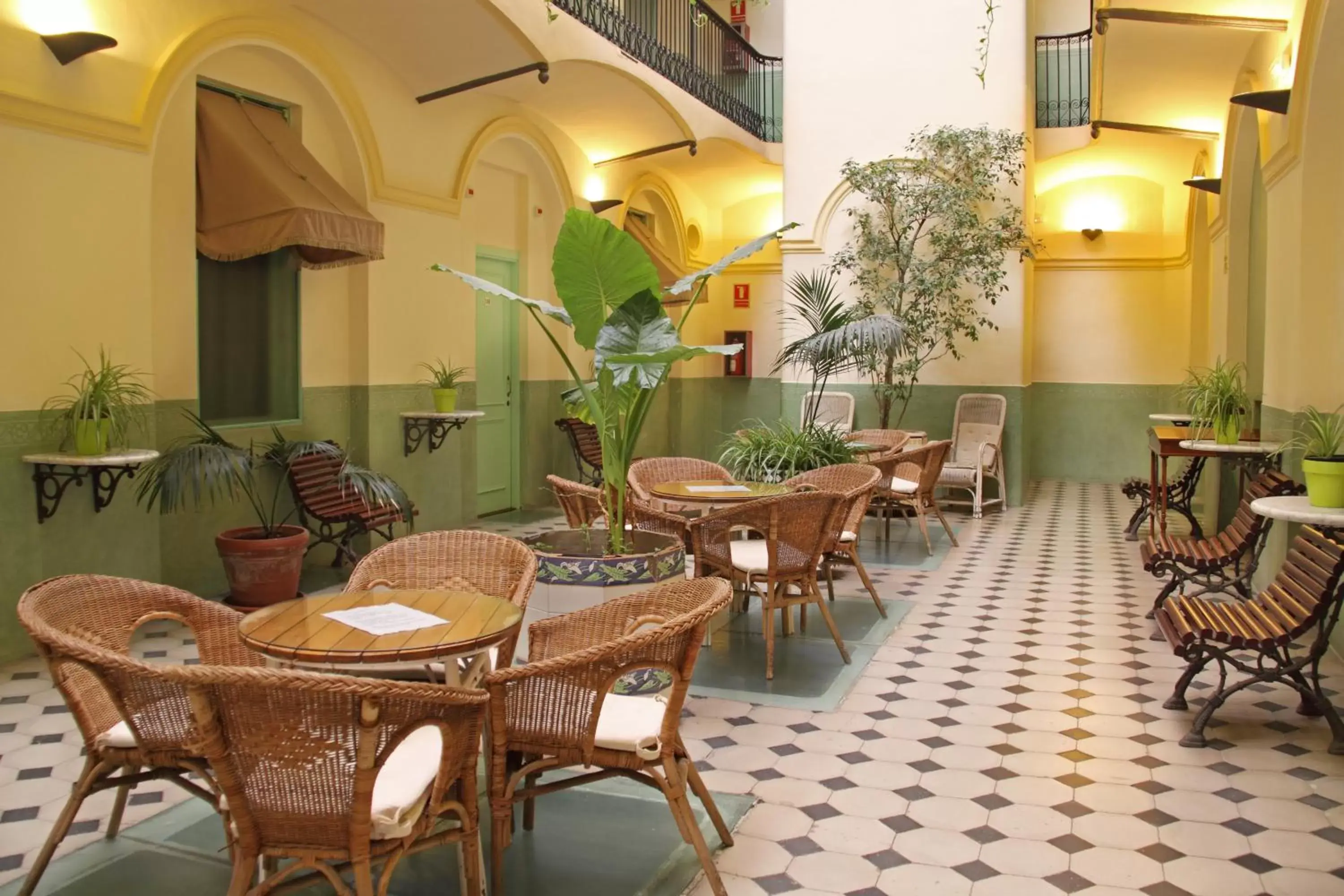 Restaurant/Places to Eat in Hotel Peninsular