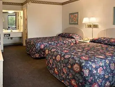 Bed in Days Inn by Wyndham Hendersonville