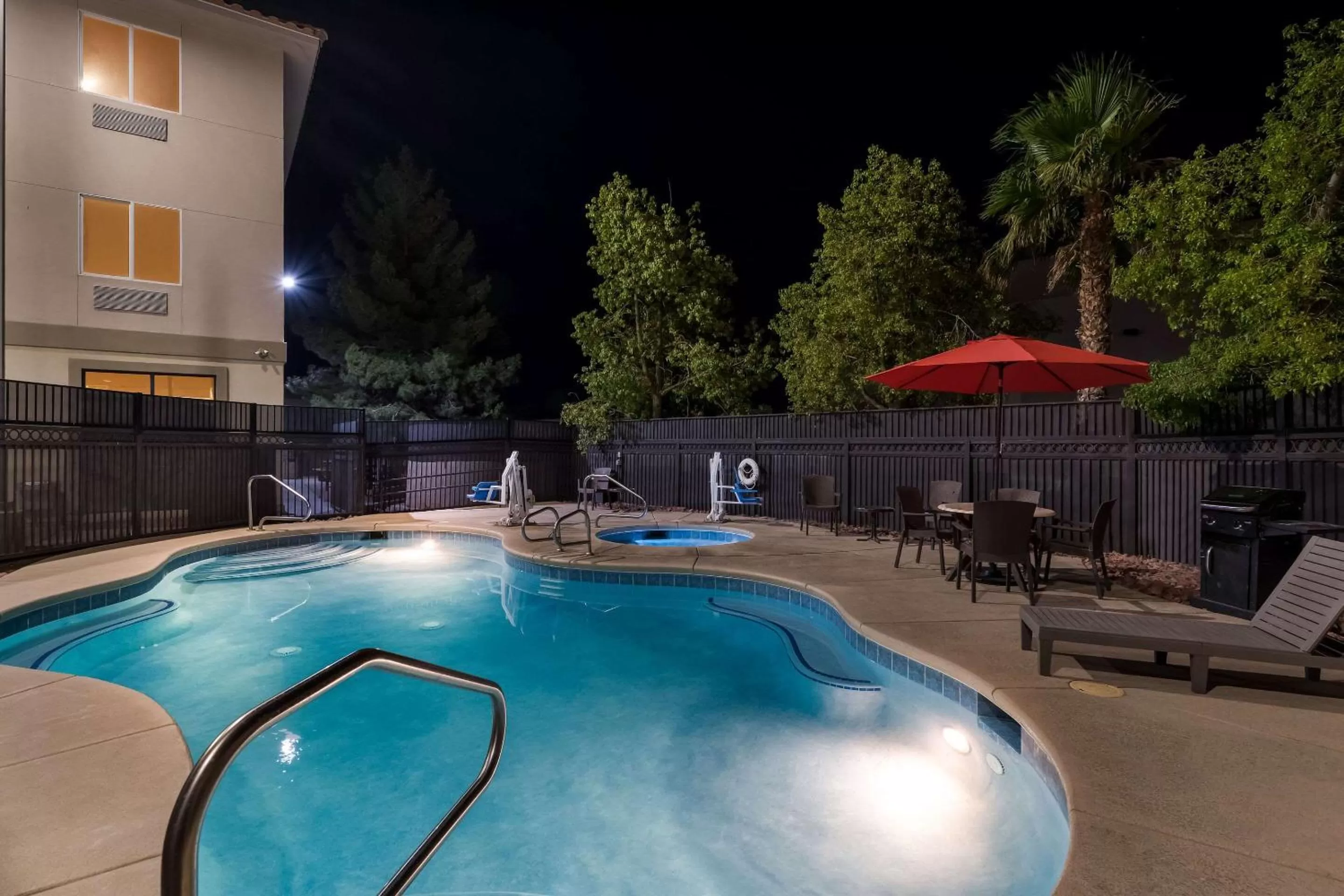 Swimming pool in Comfort Inn & Suites Las Vegas - Nellis