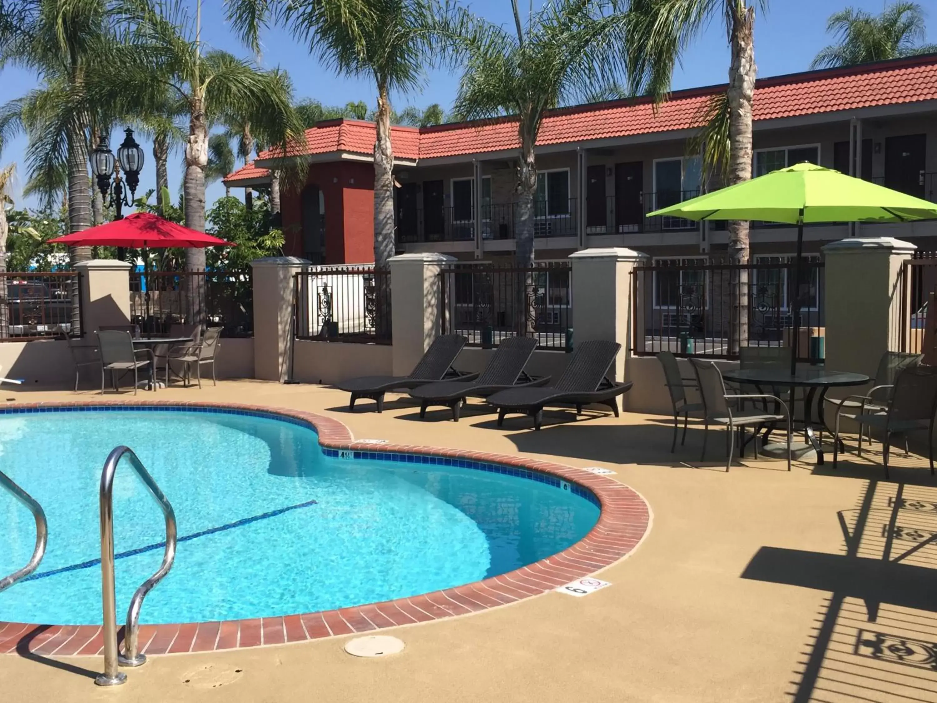 Lounge or bar, Property Building in Days Inn & Suites by Wyndham Anaheim At Disneyland Park