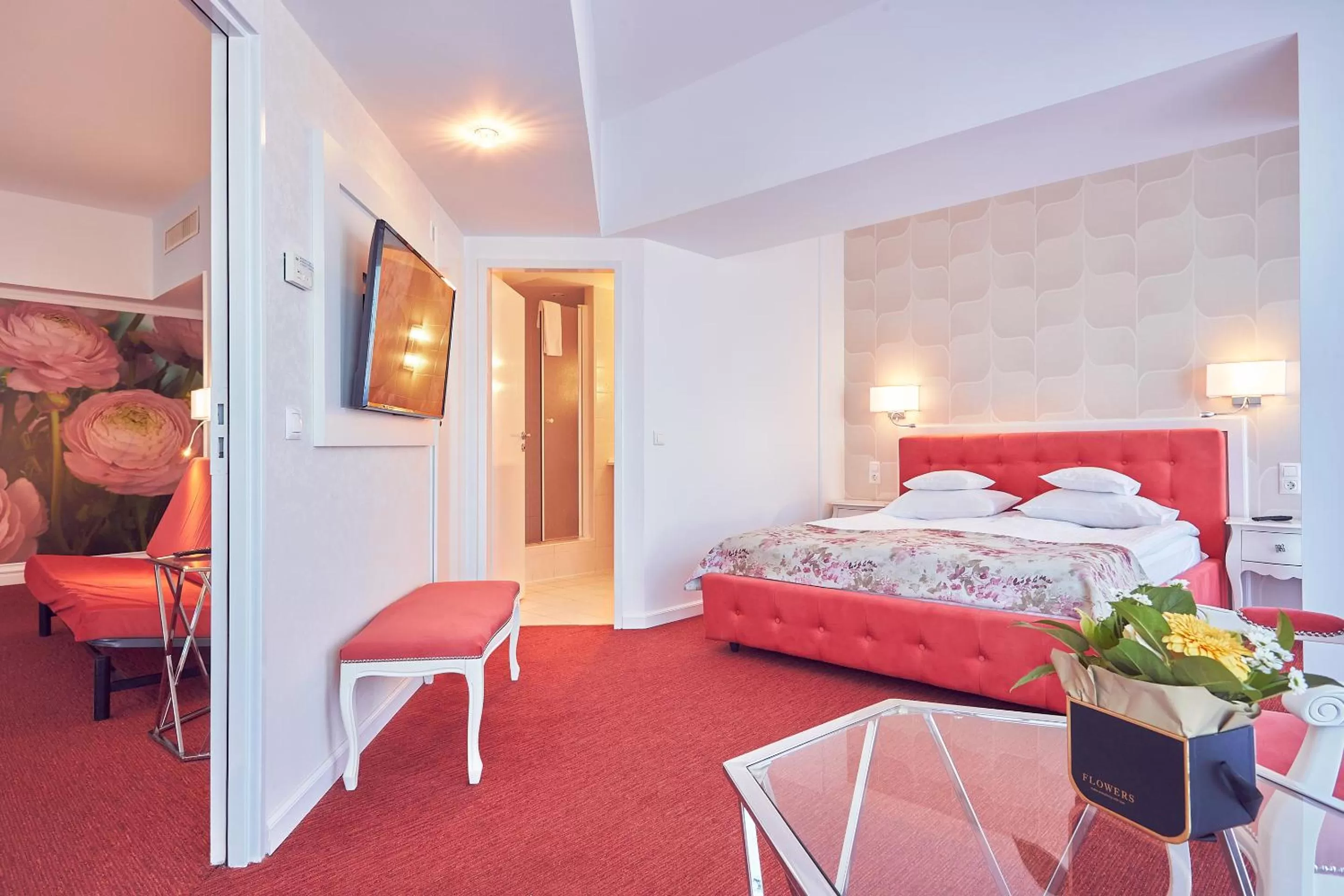 Photo of the whole room, Bed in Continental Forum Constanta