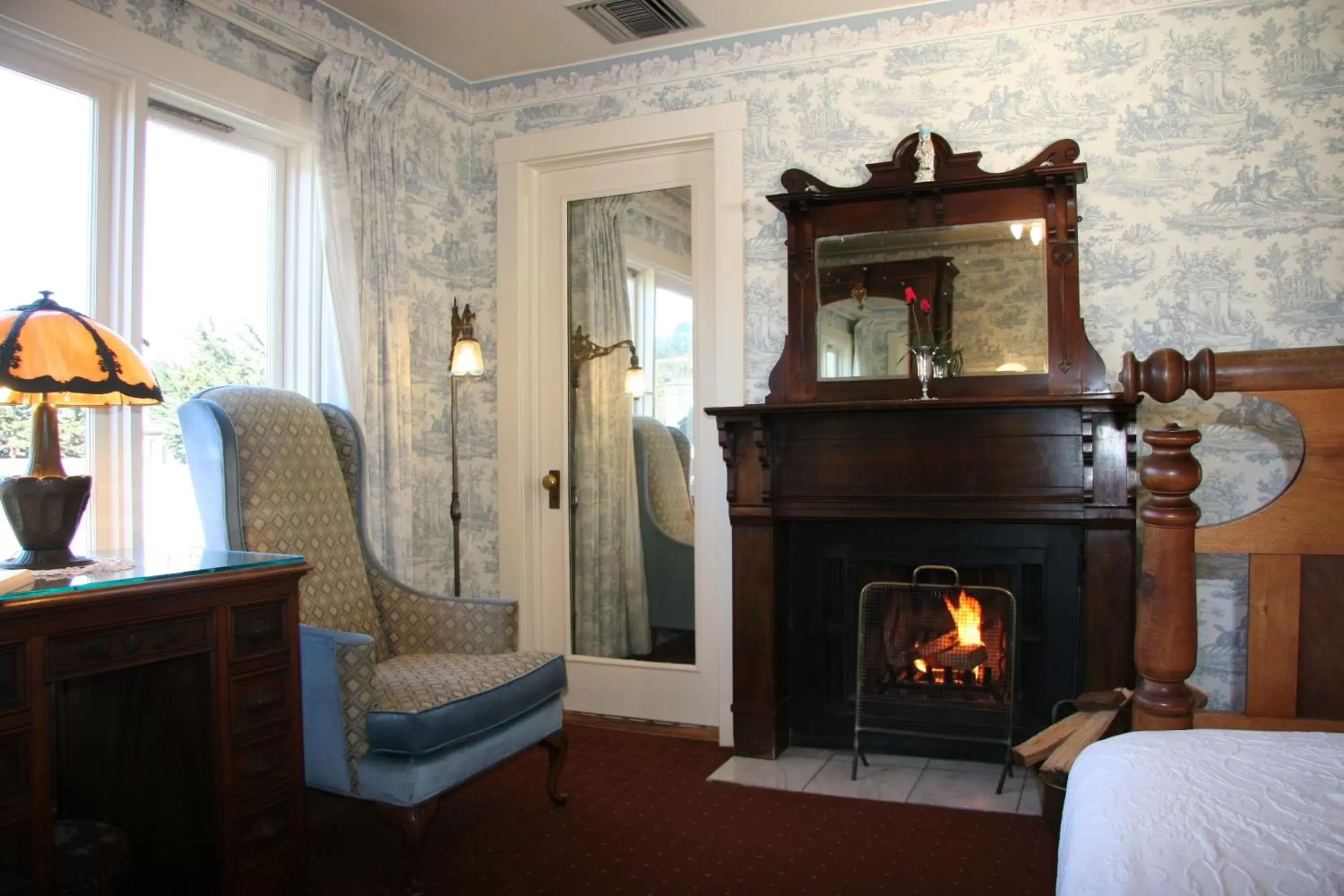 Photo of the whole room, Seating Area in Martine Inn