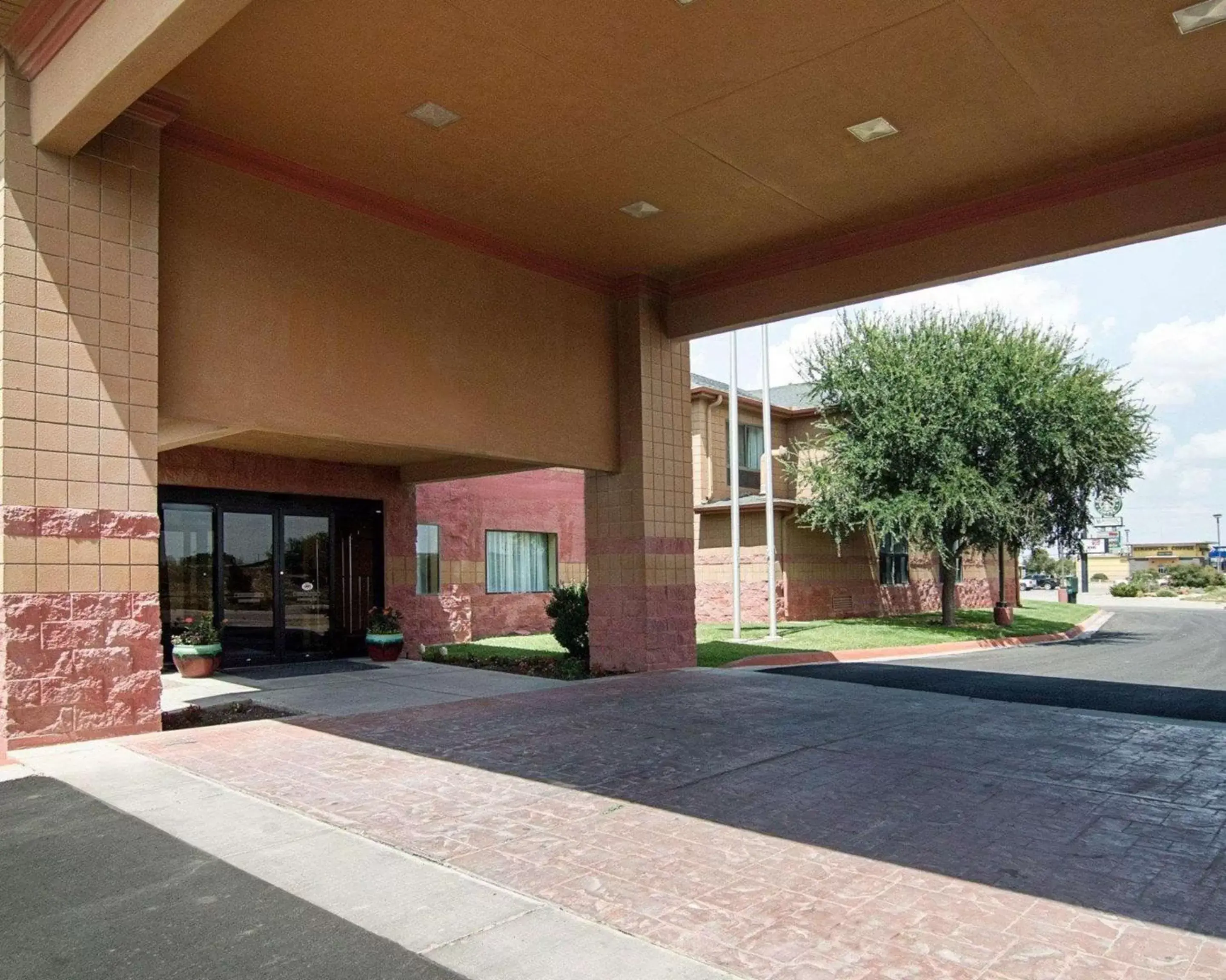 Property building in Quality Inn Midland South Property building in Quality Inn Midland South