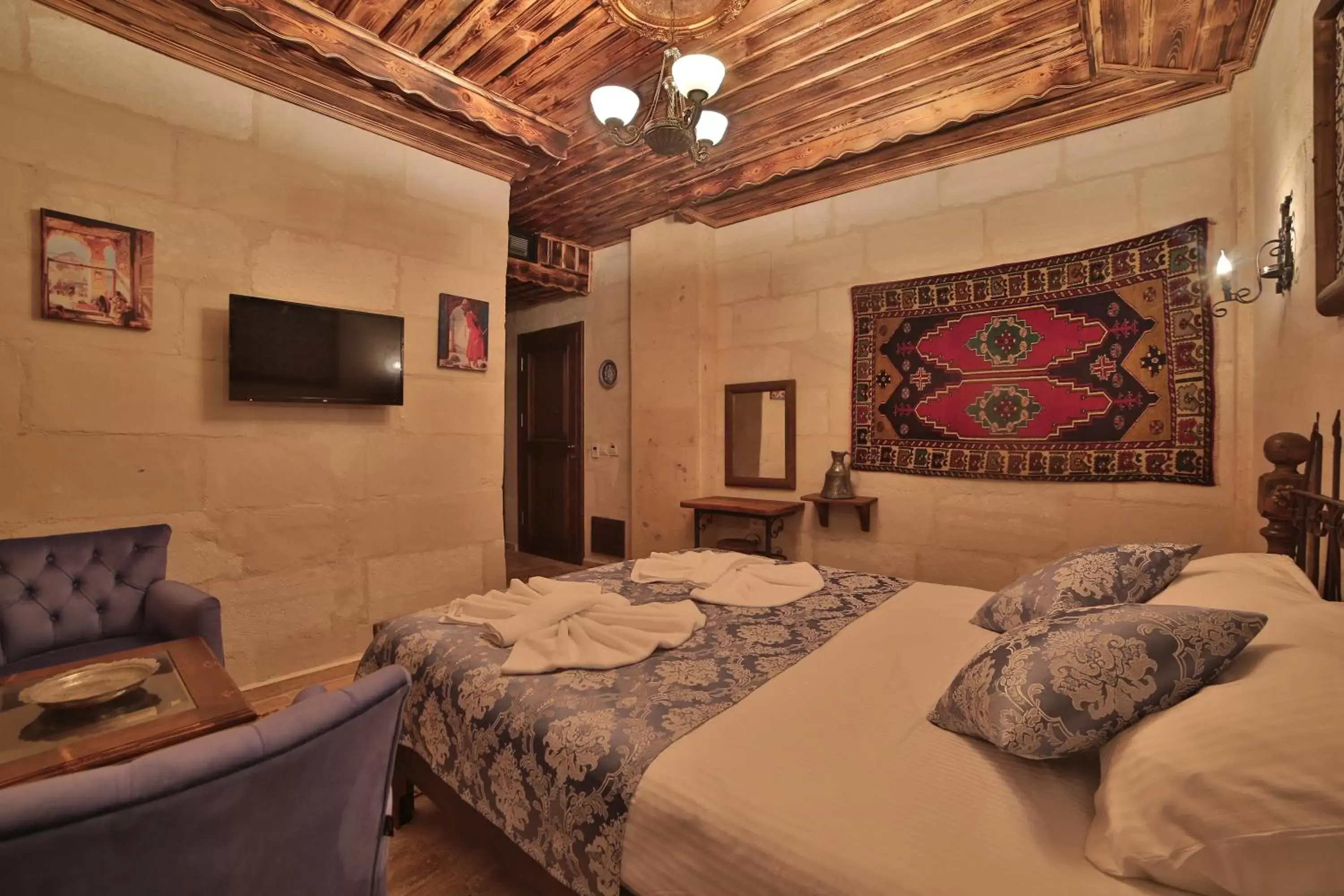 Bed in Caravanserai Inn Hotel