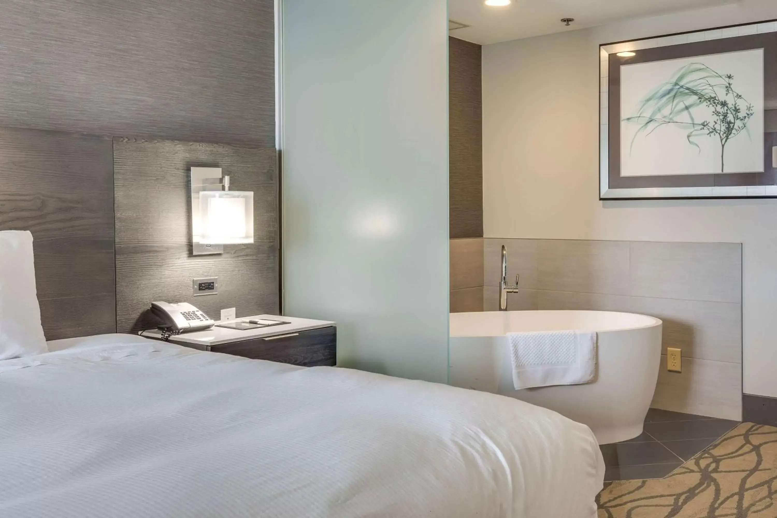 Bathroom, Bed in DoubleTree by Hilton Racine Harbourwalk