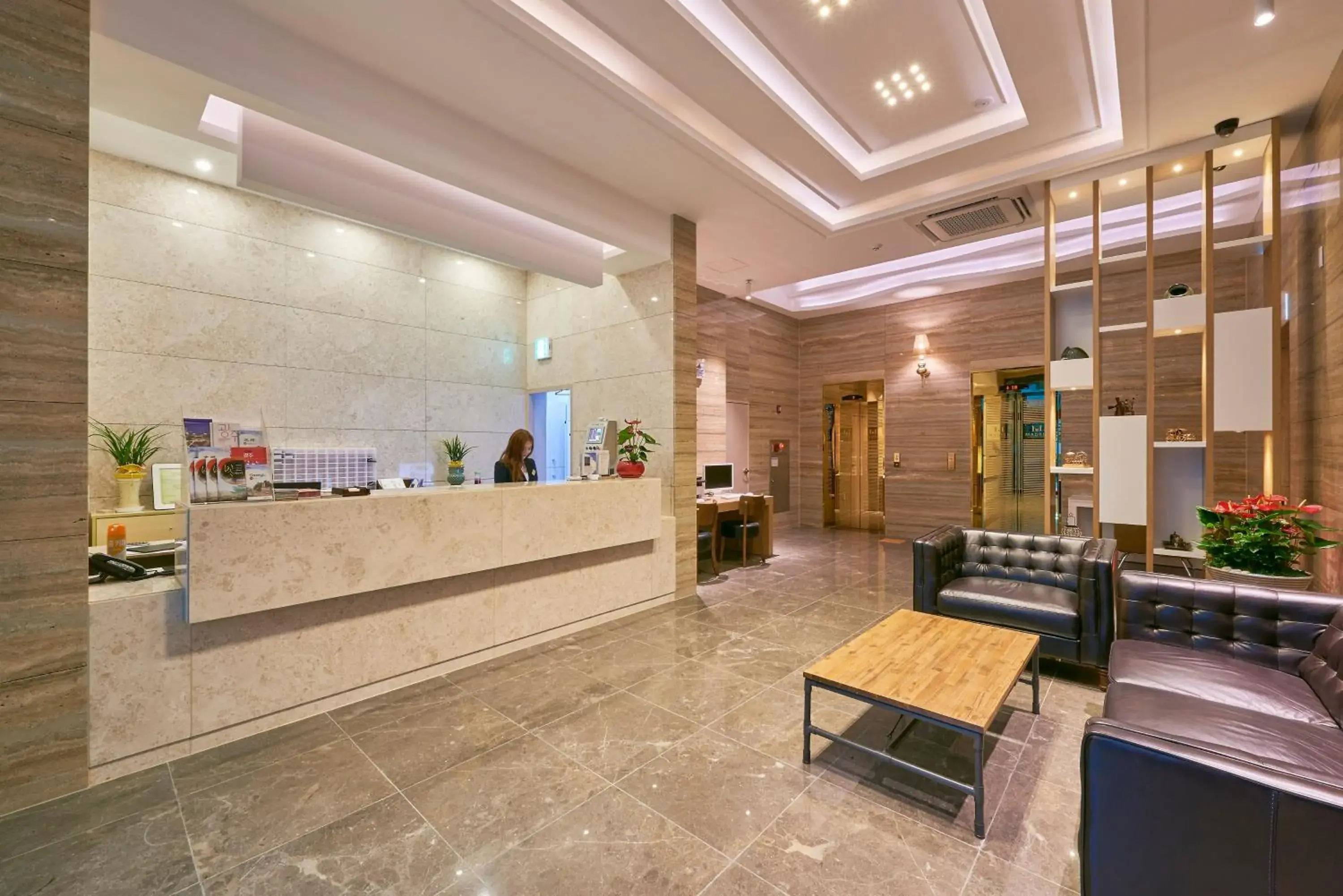 Lobby or reception, Lounge/Bar in Gwangju Madrid Hotel (Korea Quality)