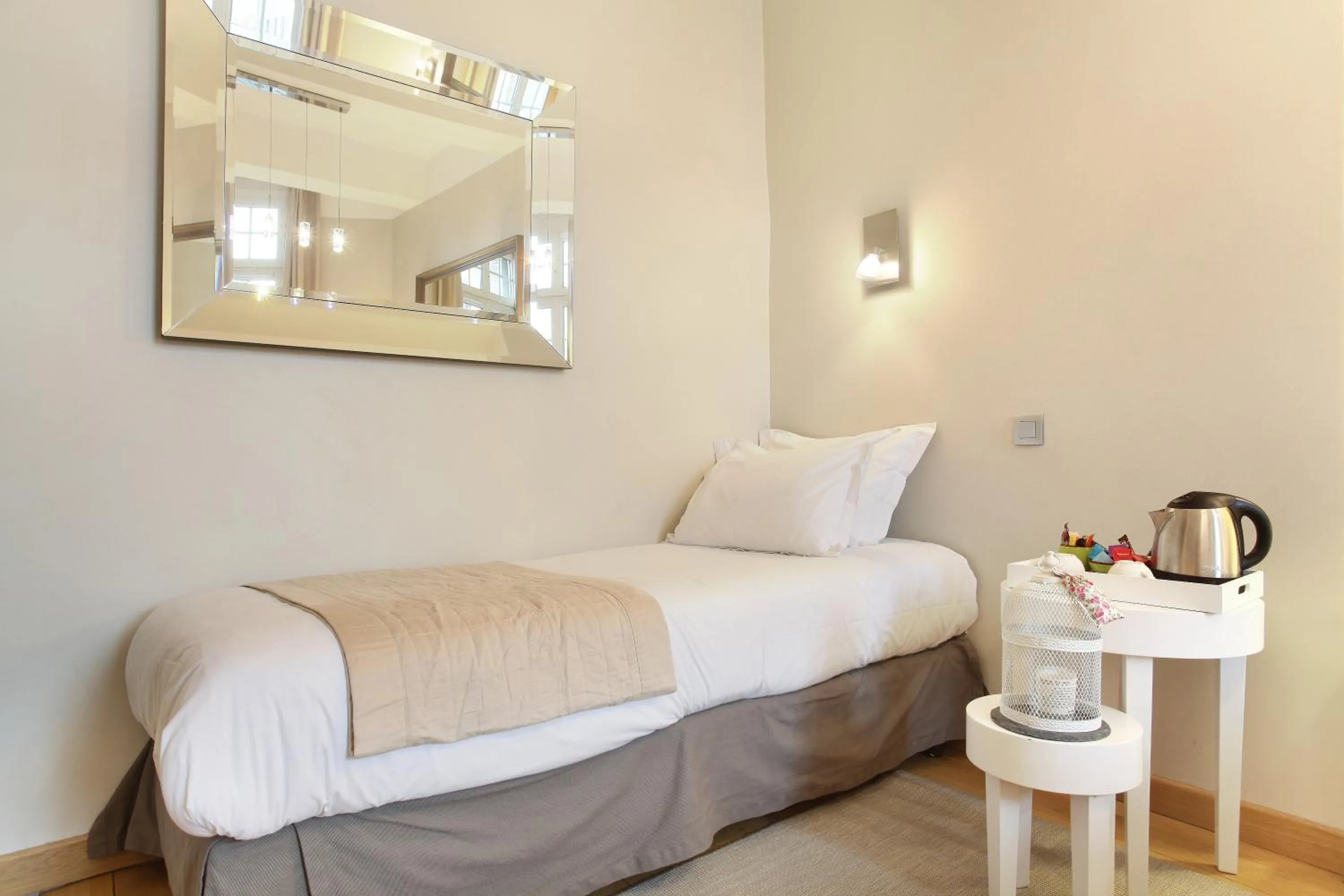 Bed in Hôtel de France