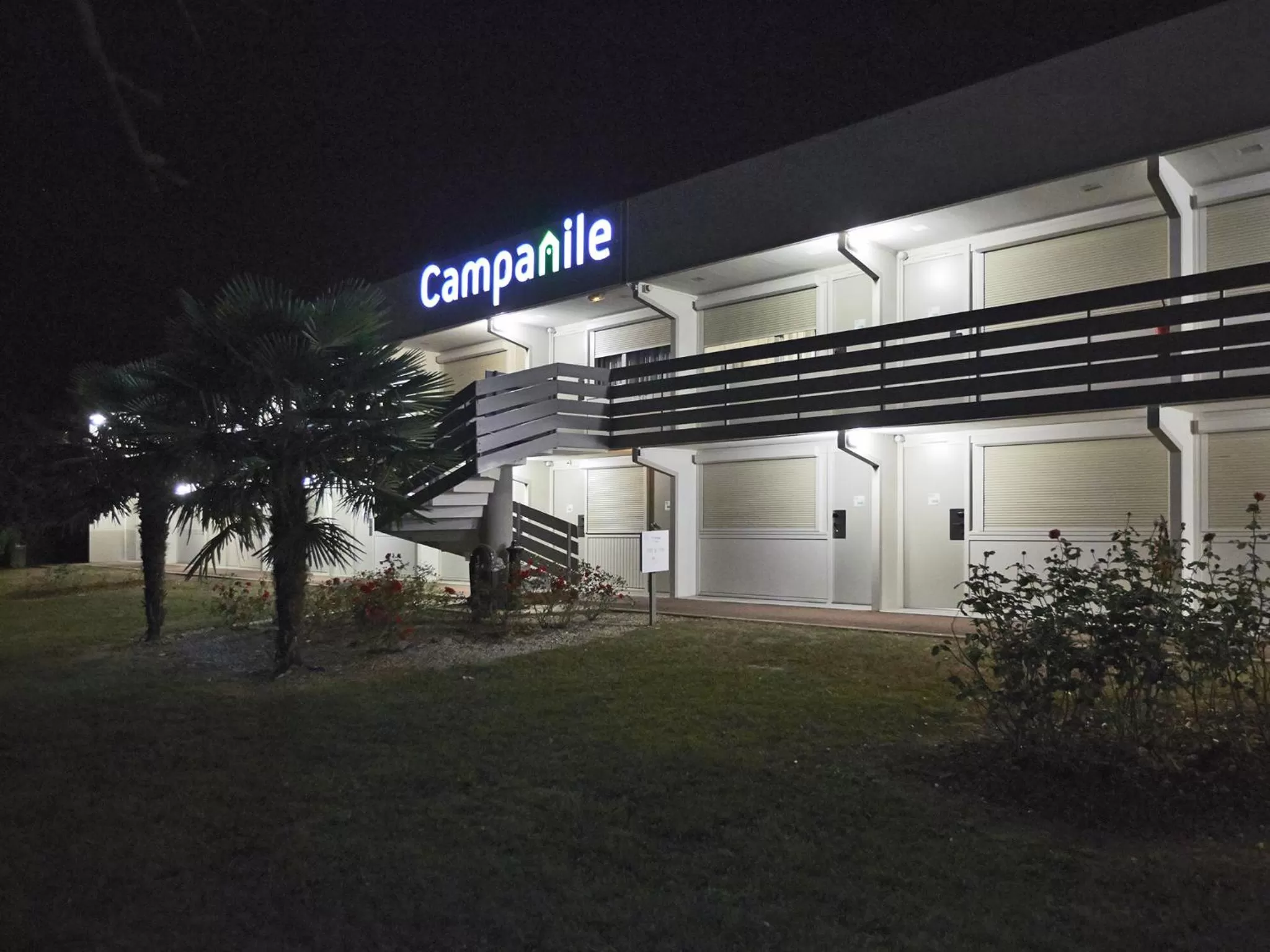 Facade/entrance in Campanile Lyon Nord - Ecully