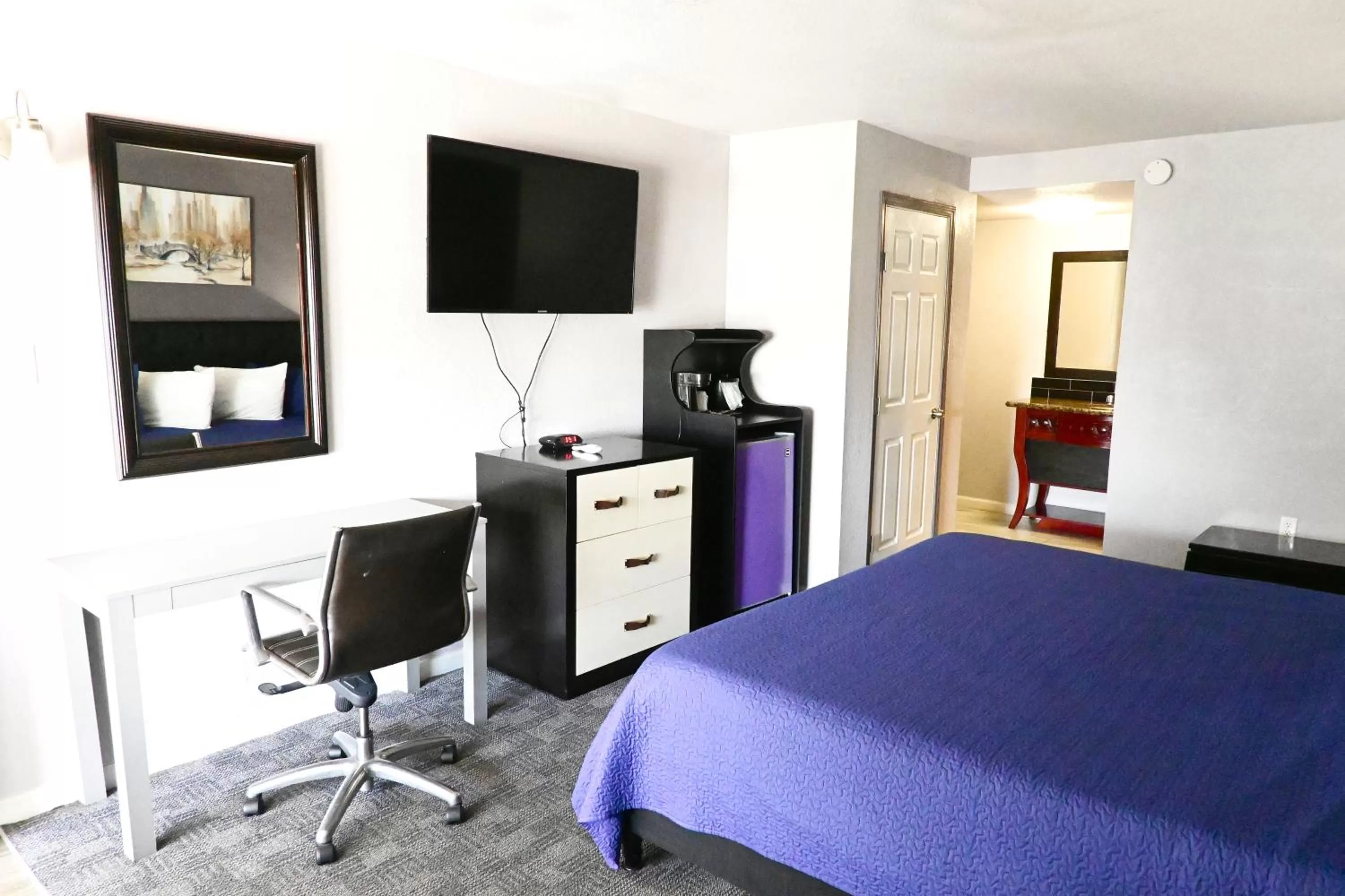 TV and multimedia, Bed in R Nite Star Inn and Suites -Home of the Cowboys & Rangers