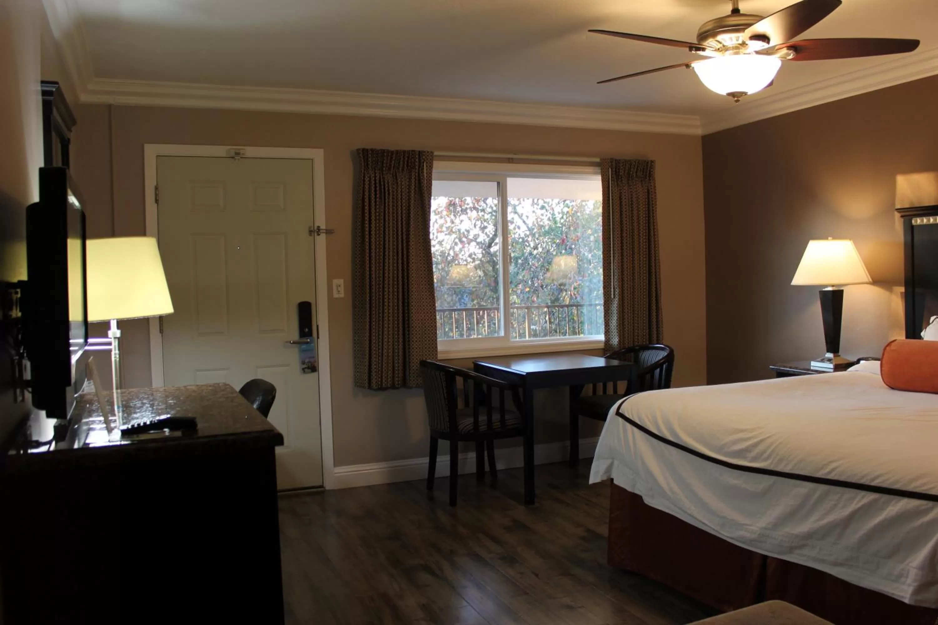 Seating area, Bed in Travelodge by Wyndham Santa Maria