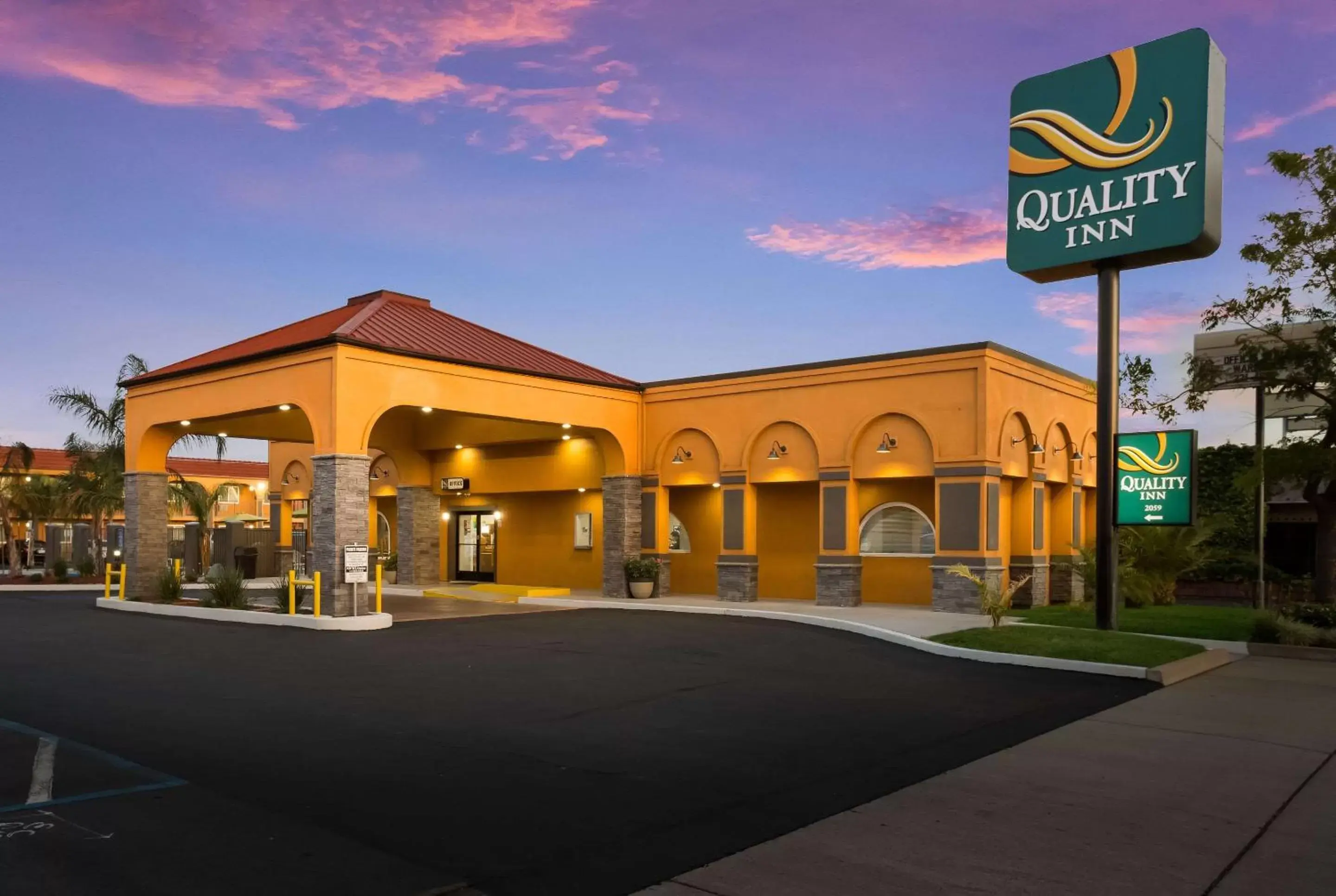 Property Building in Quality Inn Redding