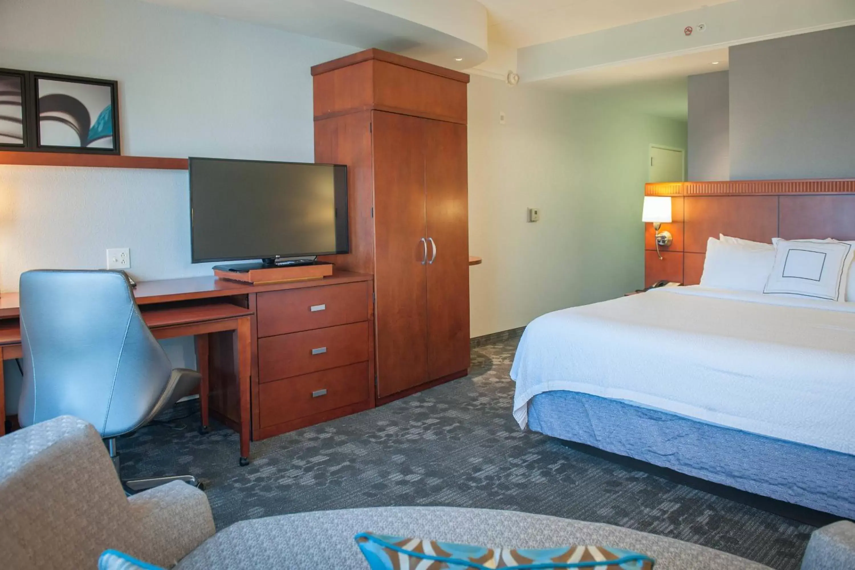 Photo of the whole room, Bed in Courtyard by Marriott Pensacola Downtown
