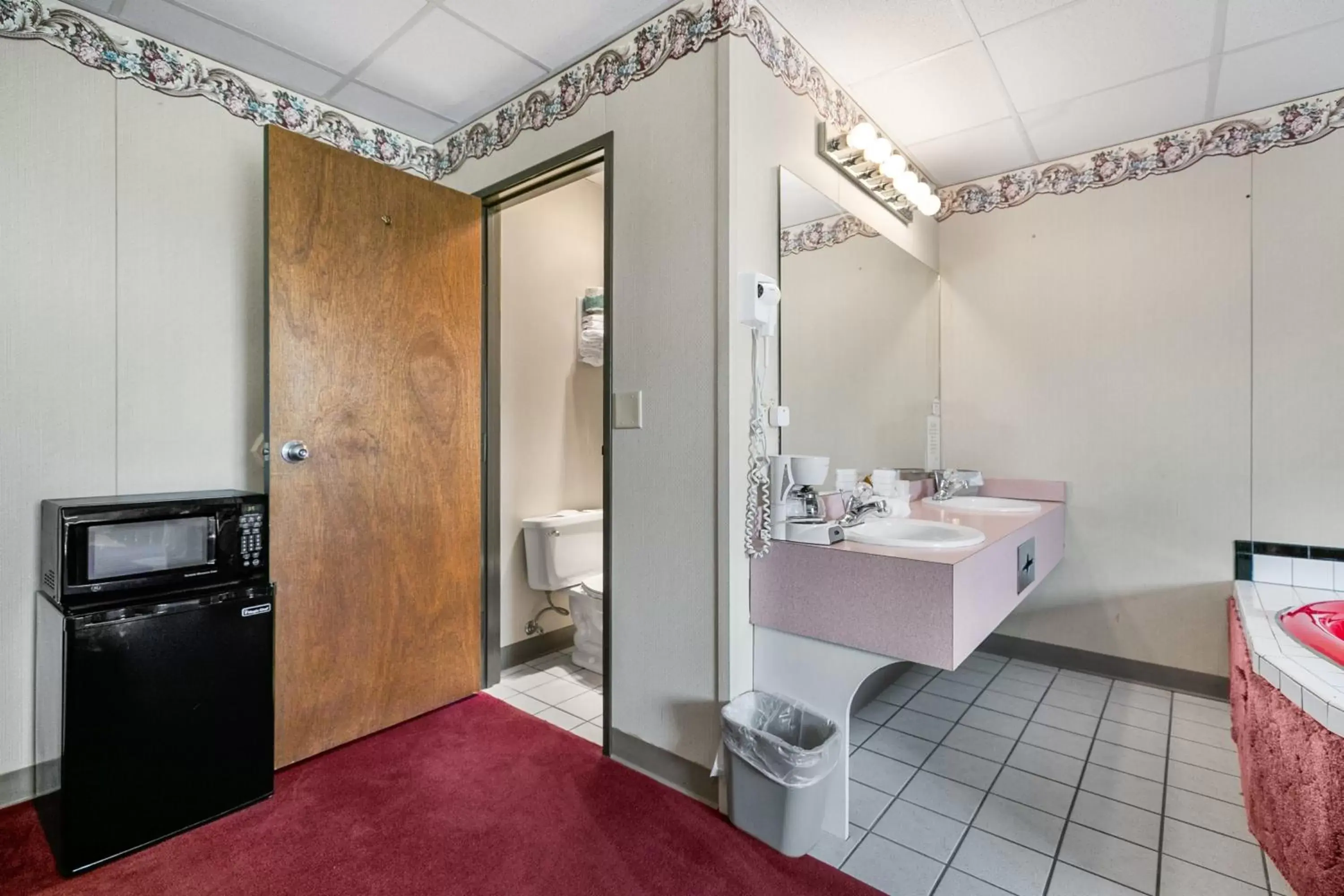Bathroom in Candlewick Inn and Suites