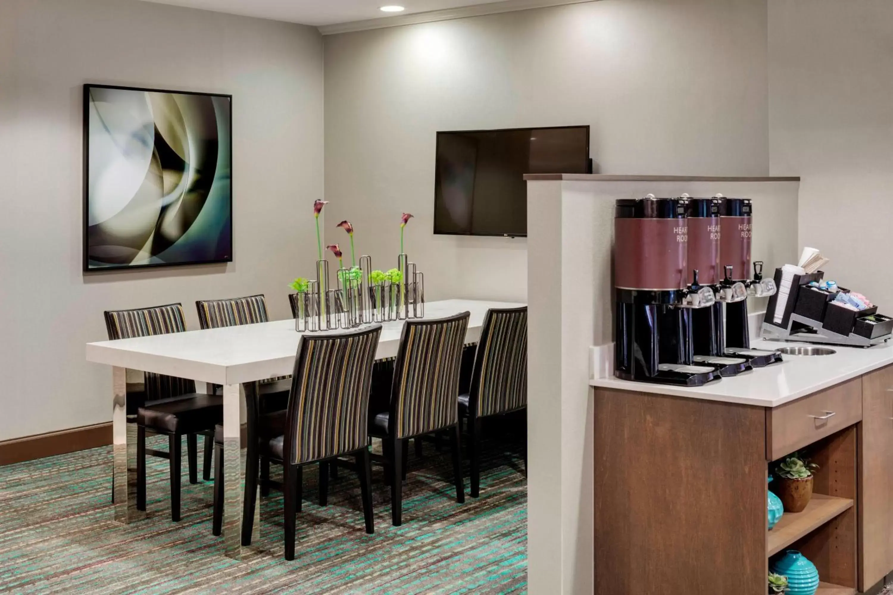 Lobby or reception, Kitchen/Kitchenette in Residence Inn by Marriott Portsmouth