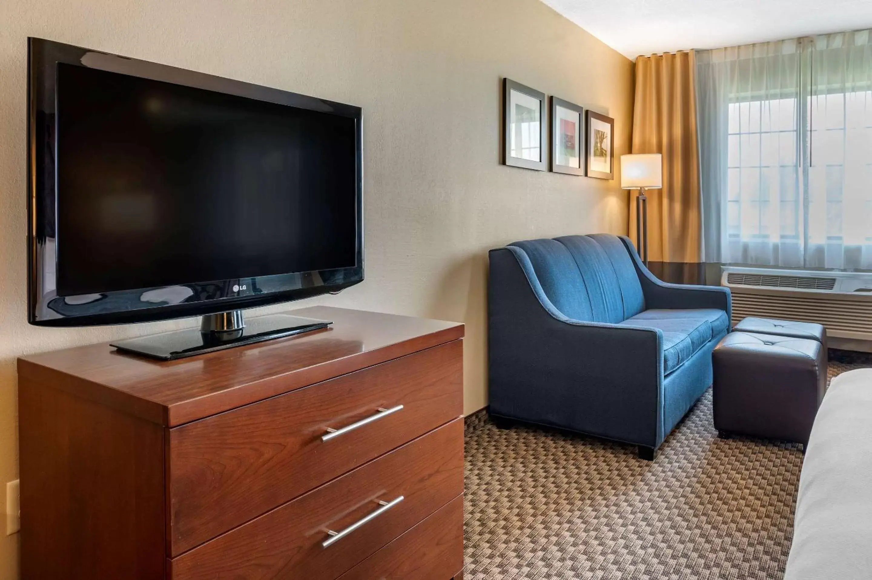 Photo of the whole room, TV/Entertainment Center in Comfort Inn & Suites Napoleon