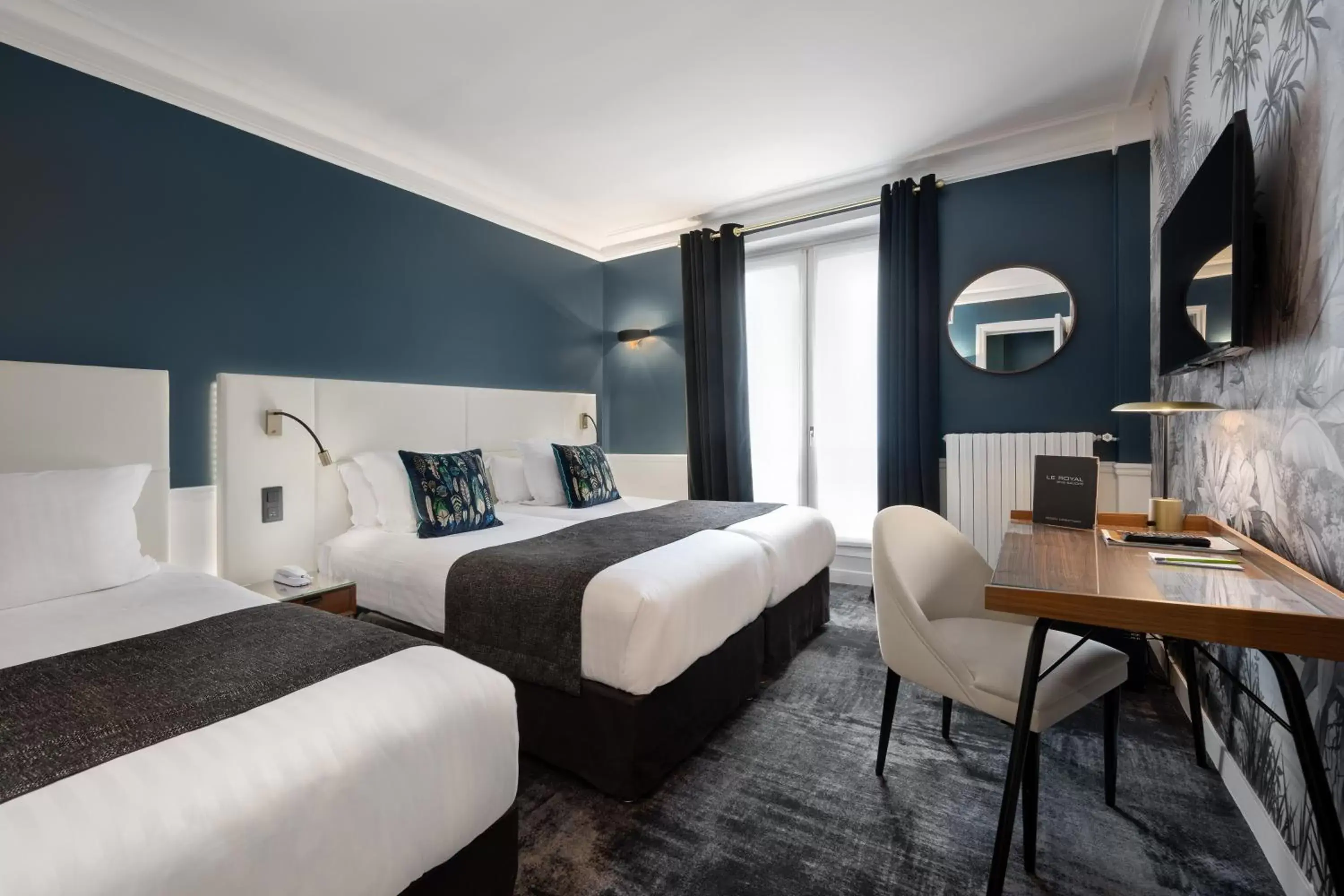 Photo of the whole room, Bed in Hôtel le Royal Rive Gauche
