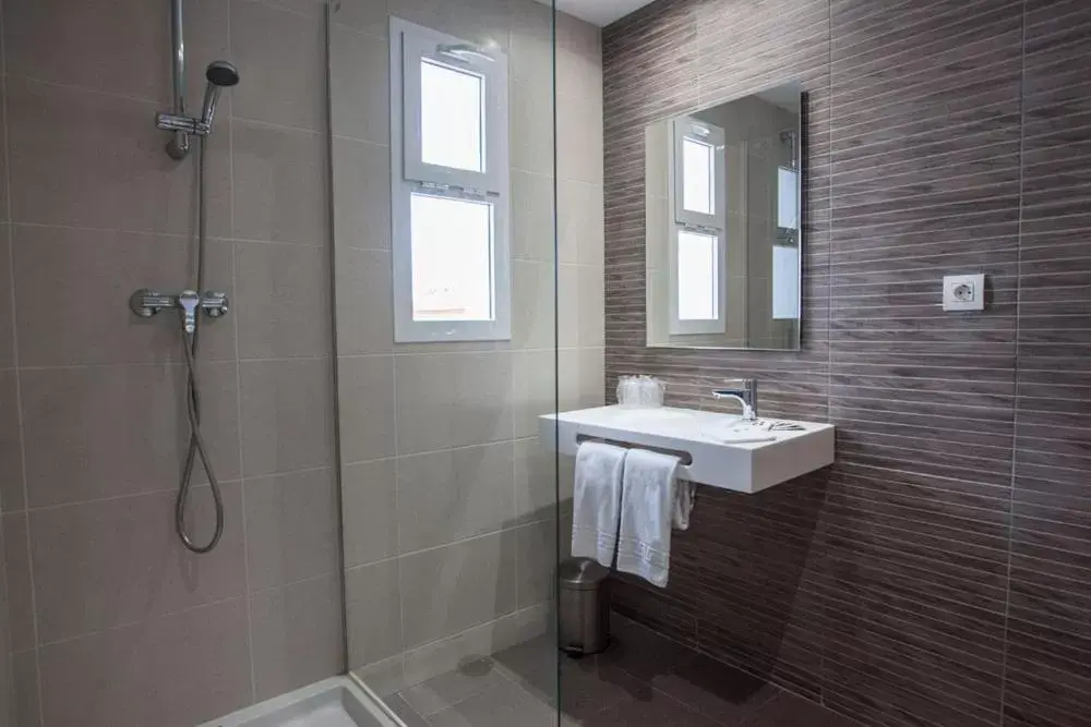 Shower, Bathroom in Hotel Montesol Benidorm