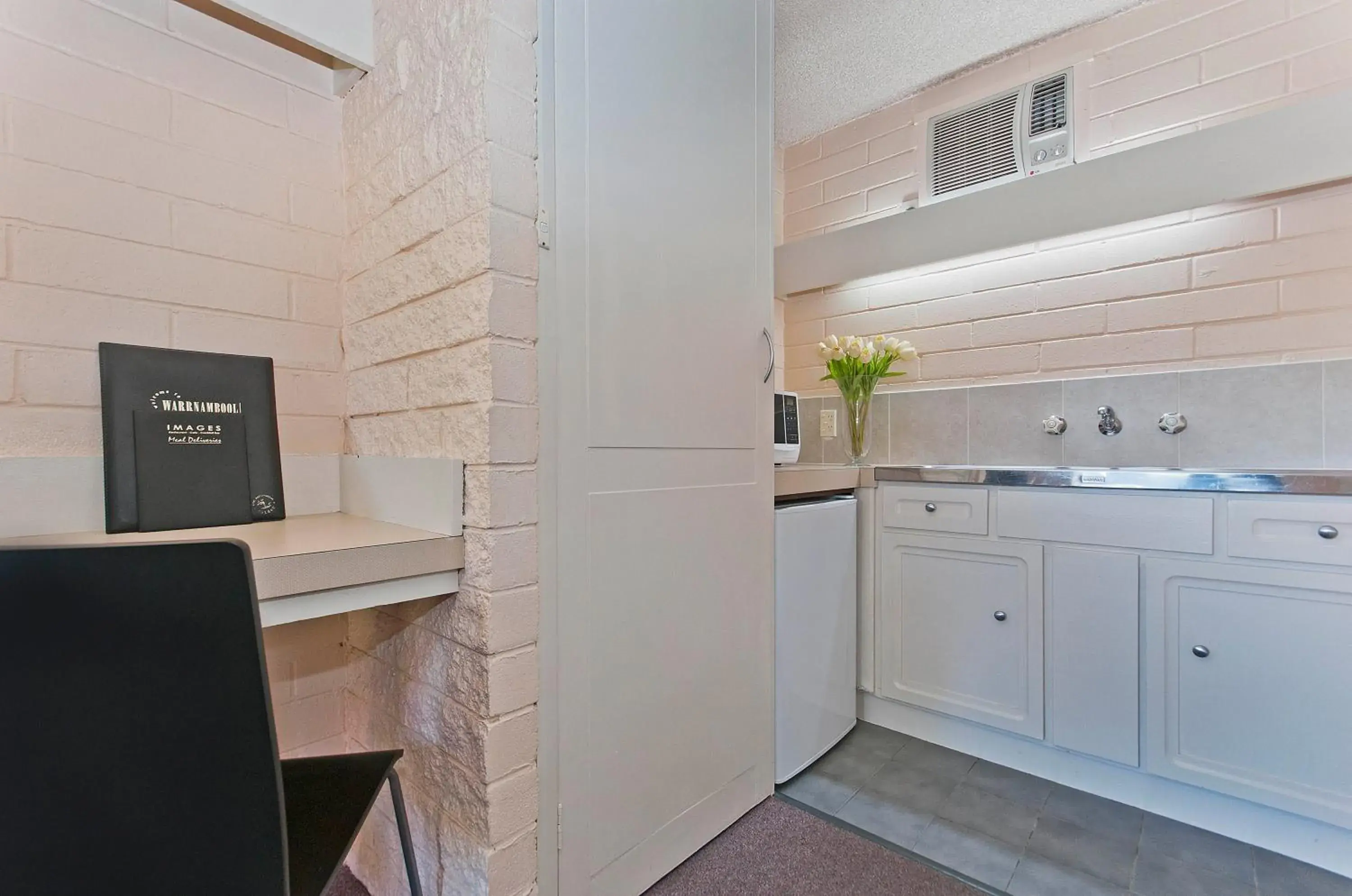 Kitchen or kitchenette, Kitchen/Kitchenette in Mahogany Motel