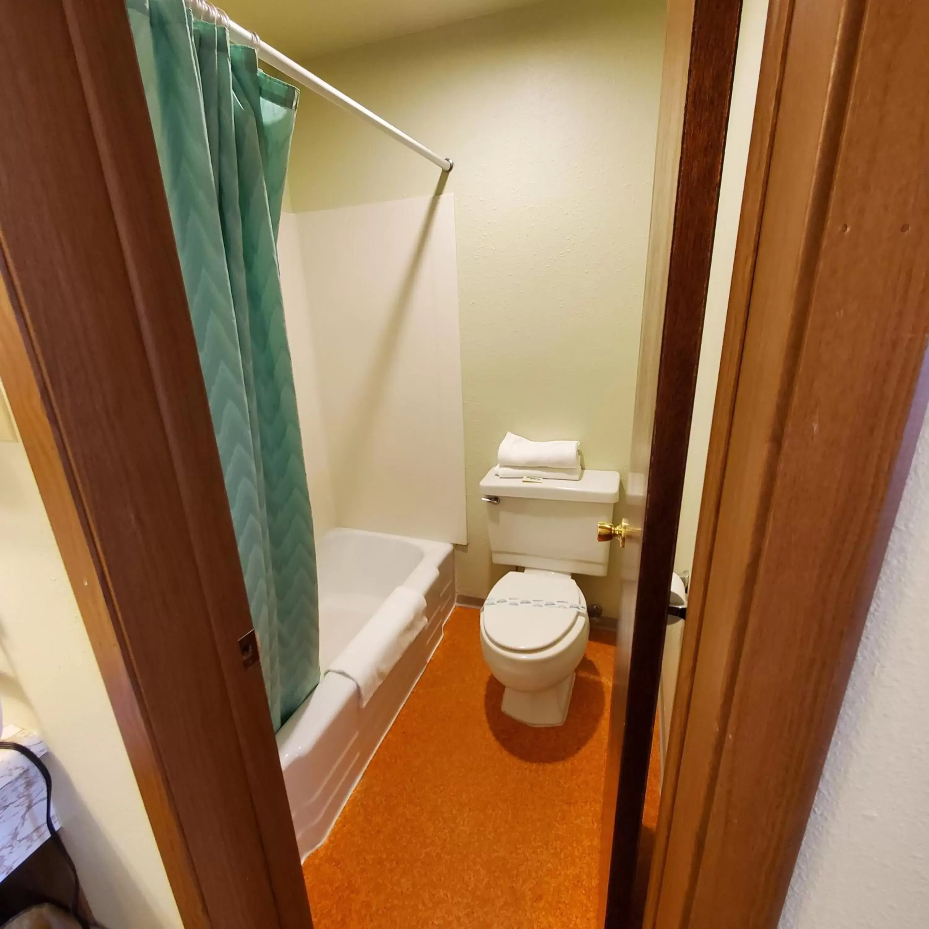 Bathroom in Robin Hood Motel