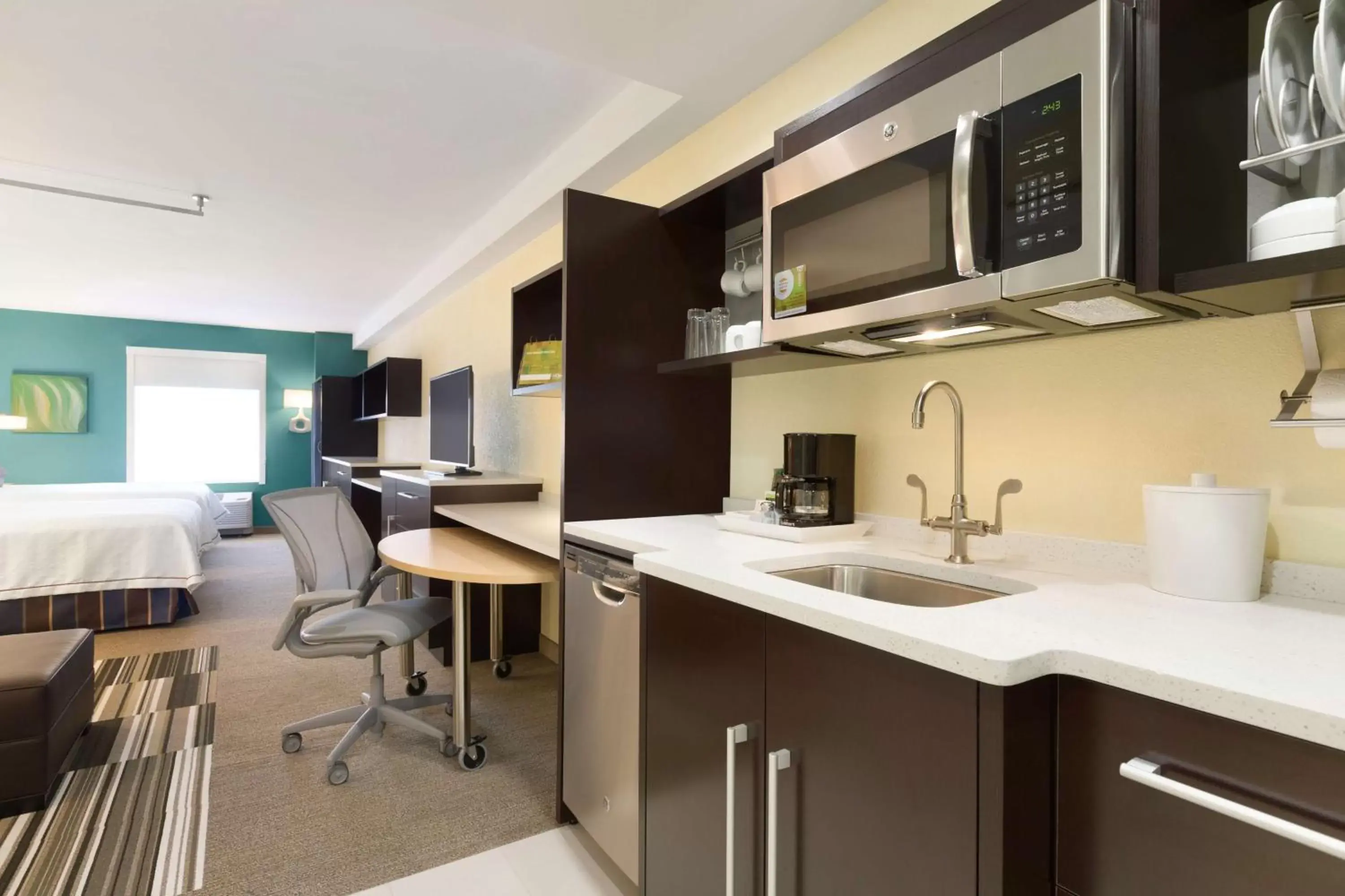 Kitchen or kitchenette, Kitchen/Kitchenette in Home2 Suites By Hilton El Paso Airport