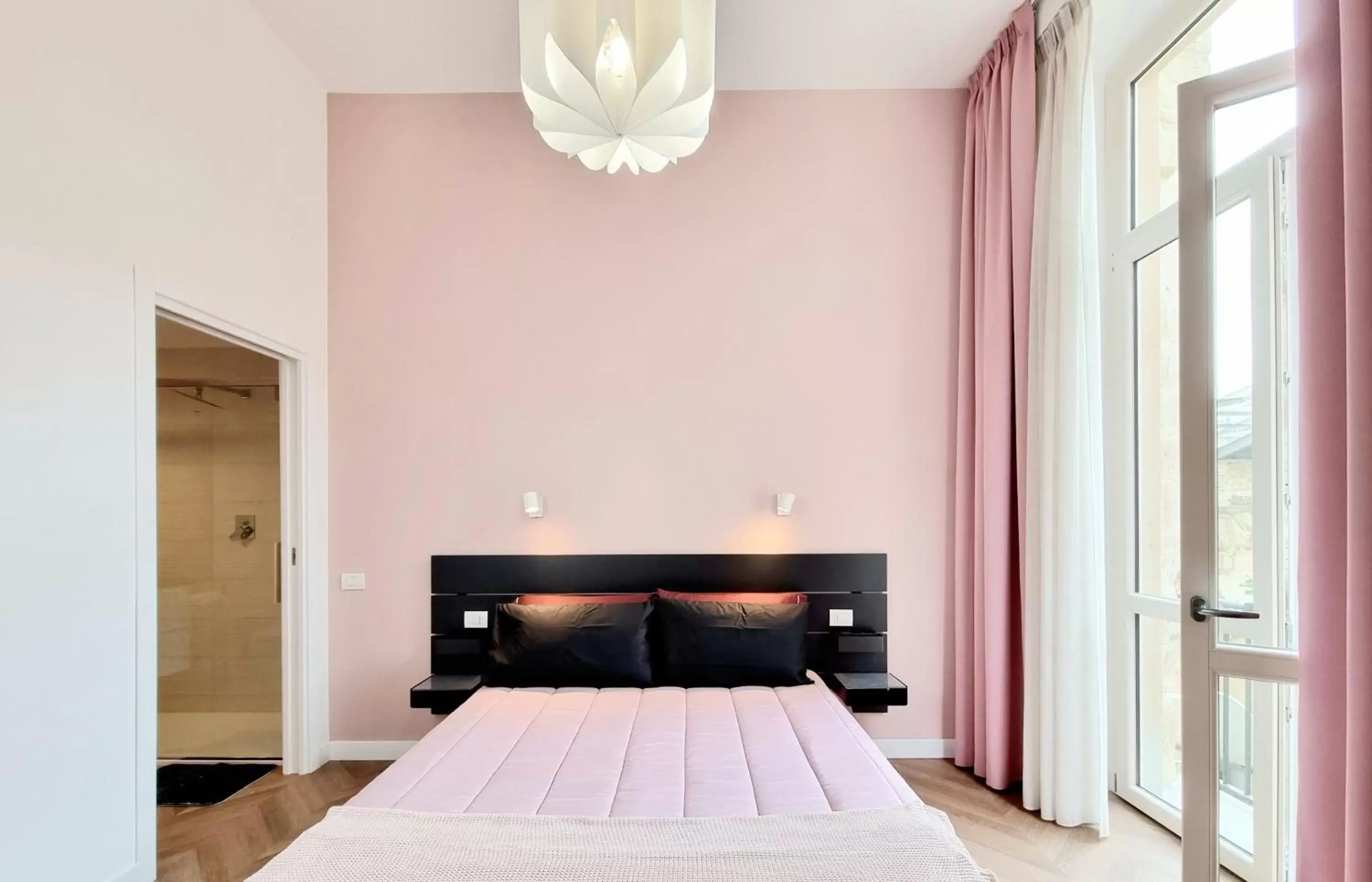 Photo of the whole room, Bed in Glamour Suite Cagliari