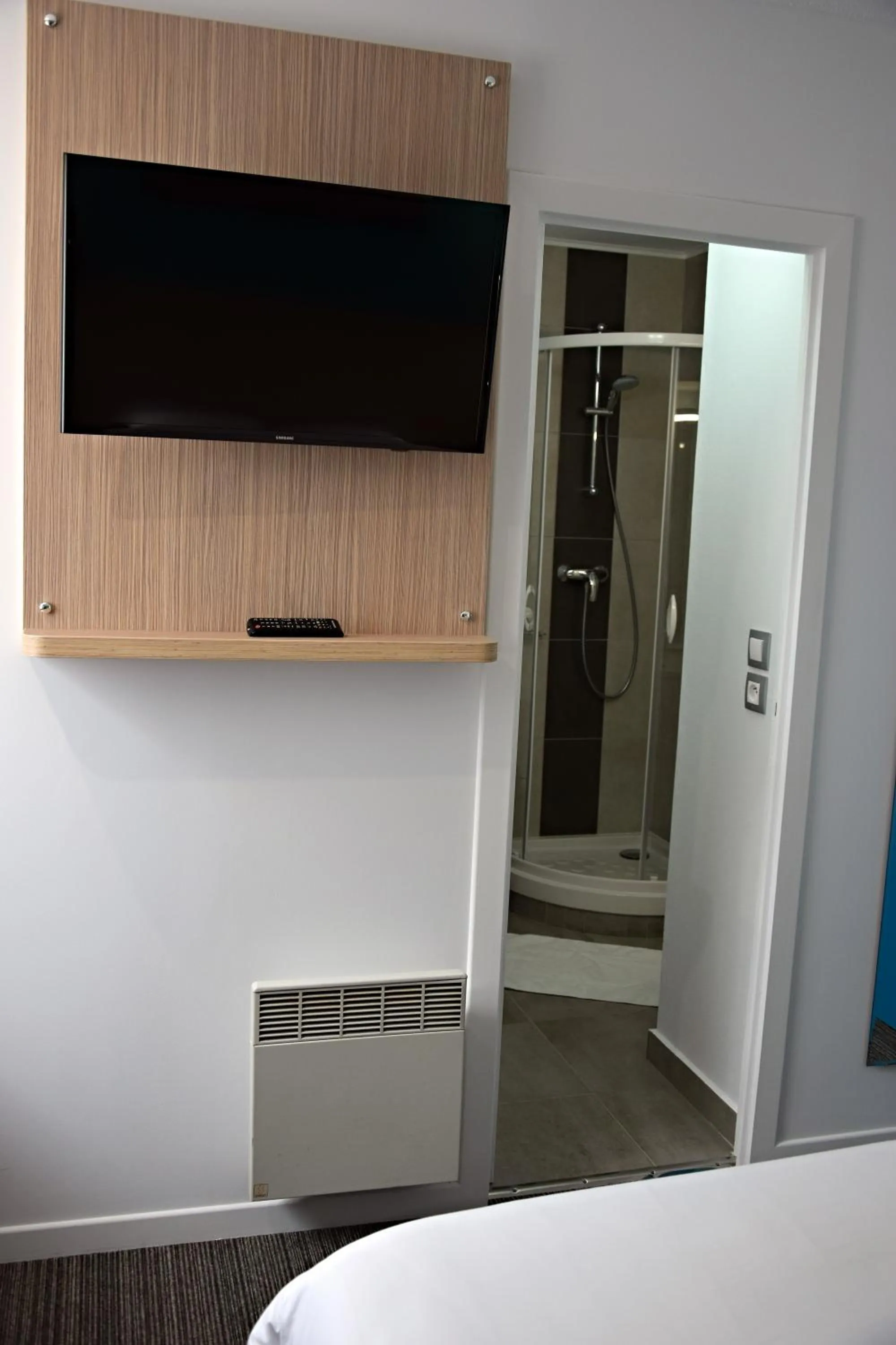 Bathroom, Bed in Contact Hotel Le Seino Marin - Cléon Elbeuf Rouen