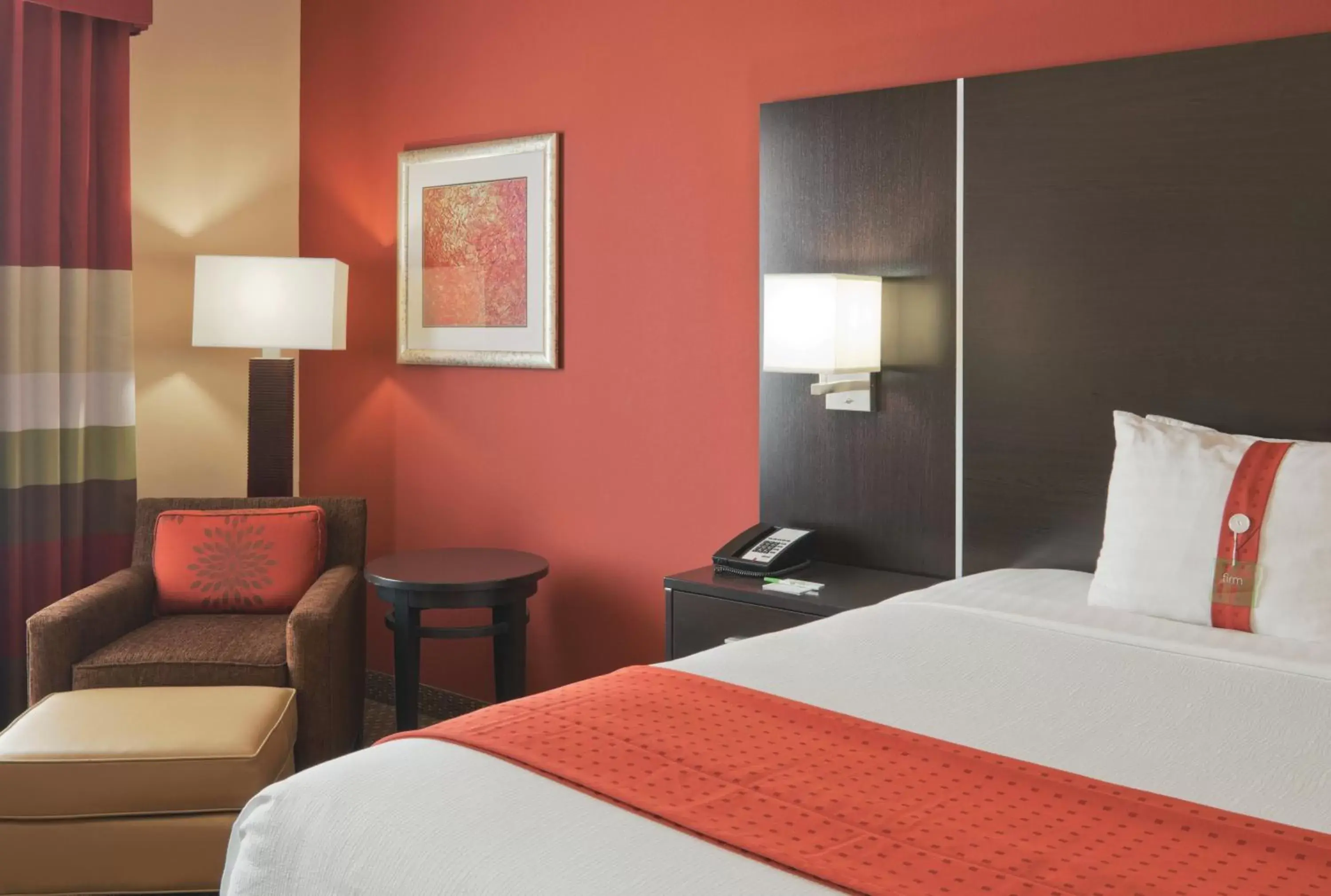 Photo of the whole room, Bed in Holiday Inn Meridian East I 59 / I 20