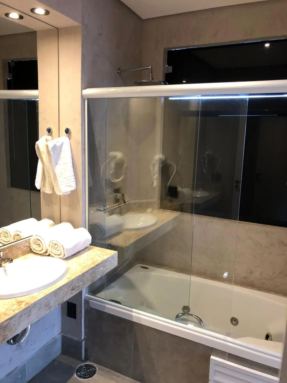 Hot Tub in San Raphael Hotel