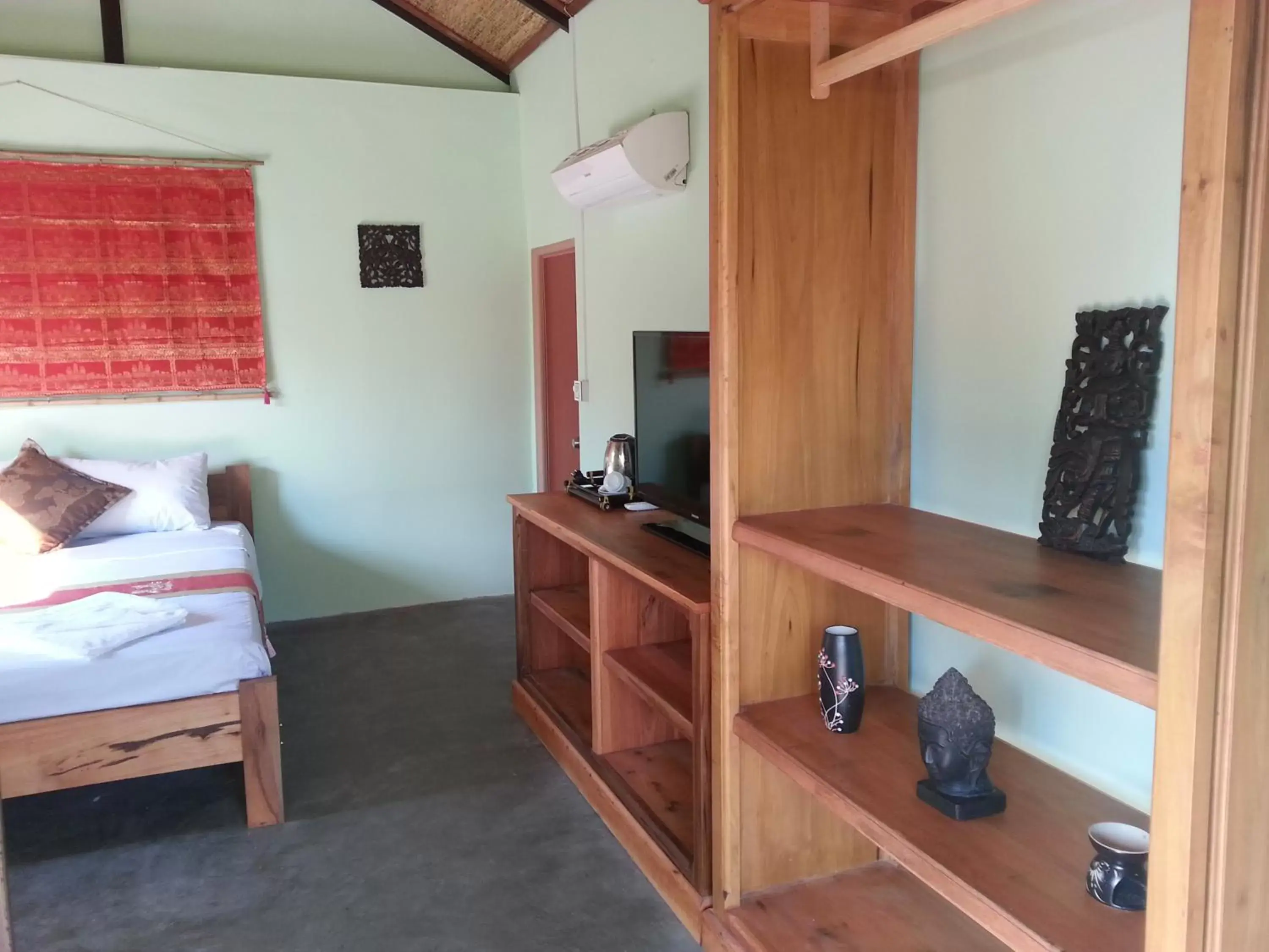 Bedroom, TV/Entertainment Center in Bird of Paradise Bungalows