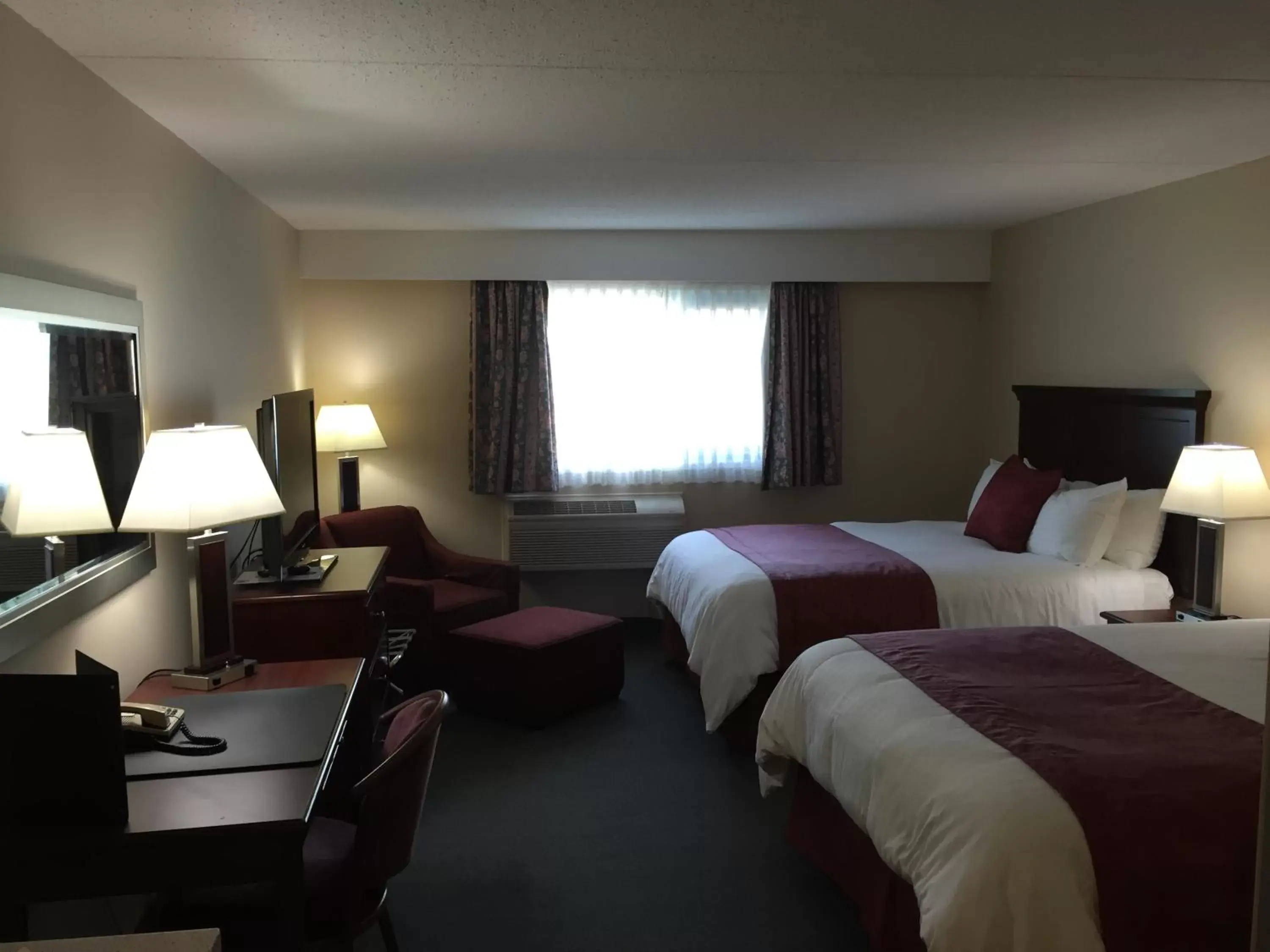 Bedroom, Bed in Lakeland Inn Hotel