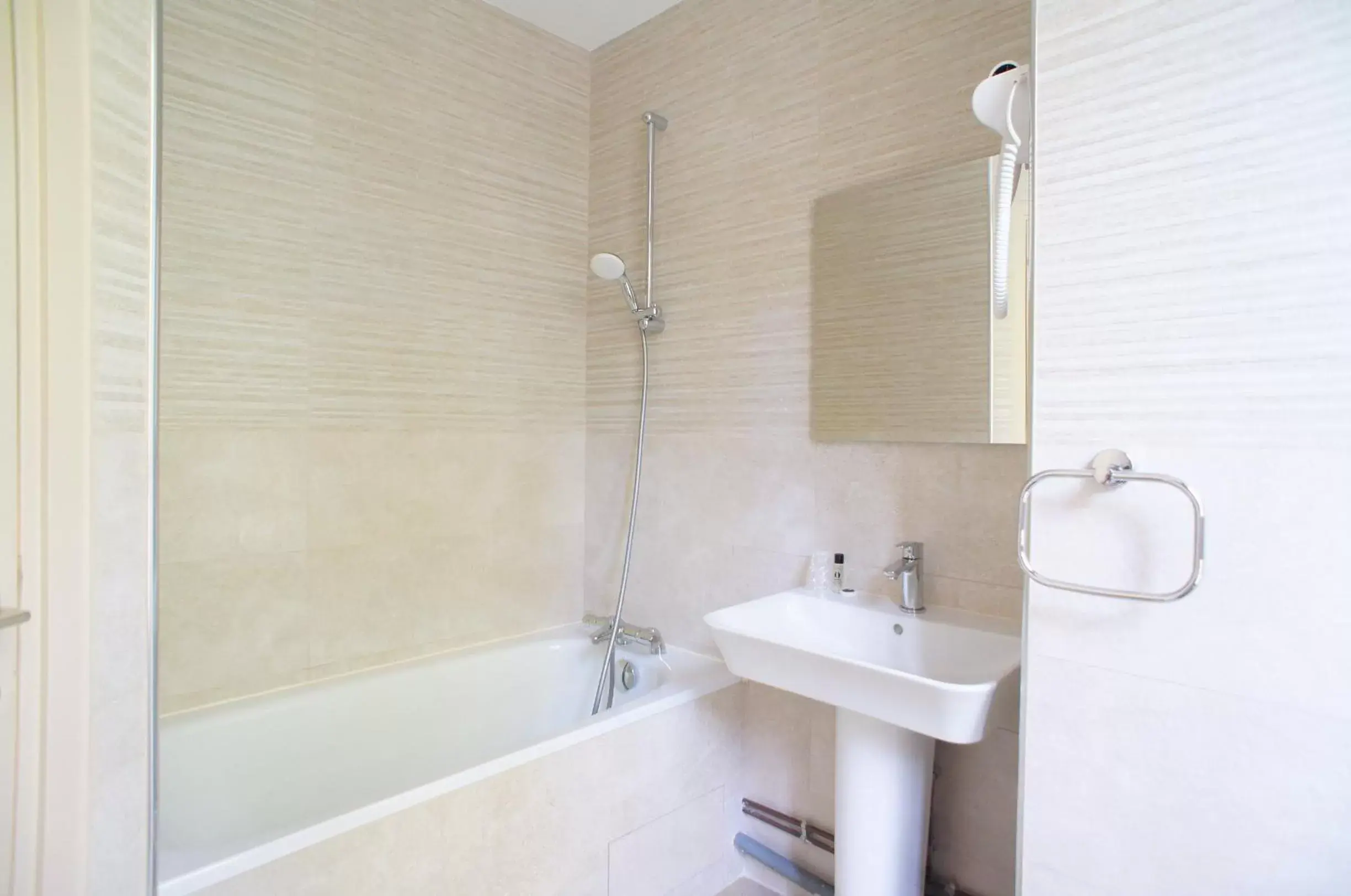 Bath, Bathroom in Hôtel De France