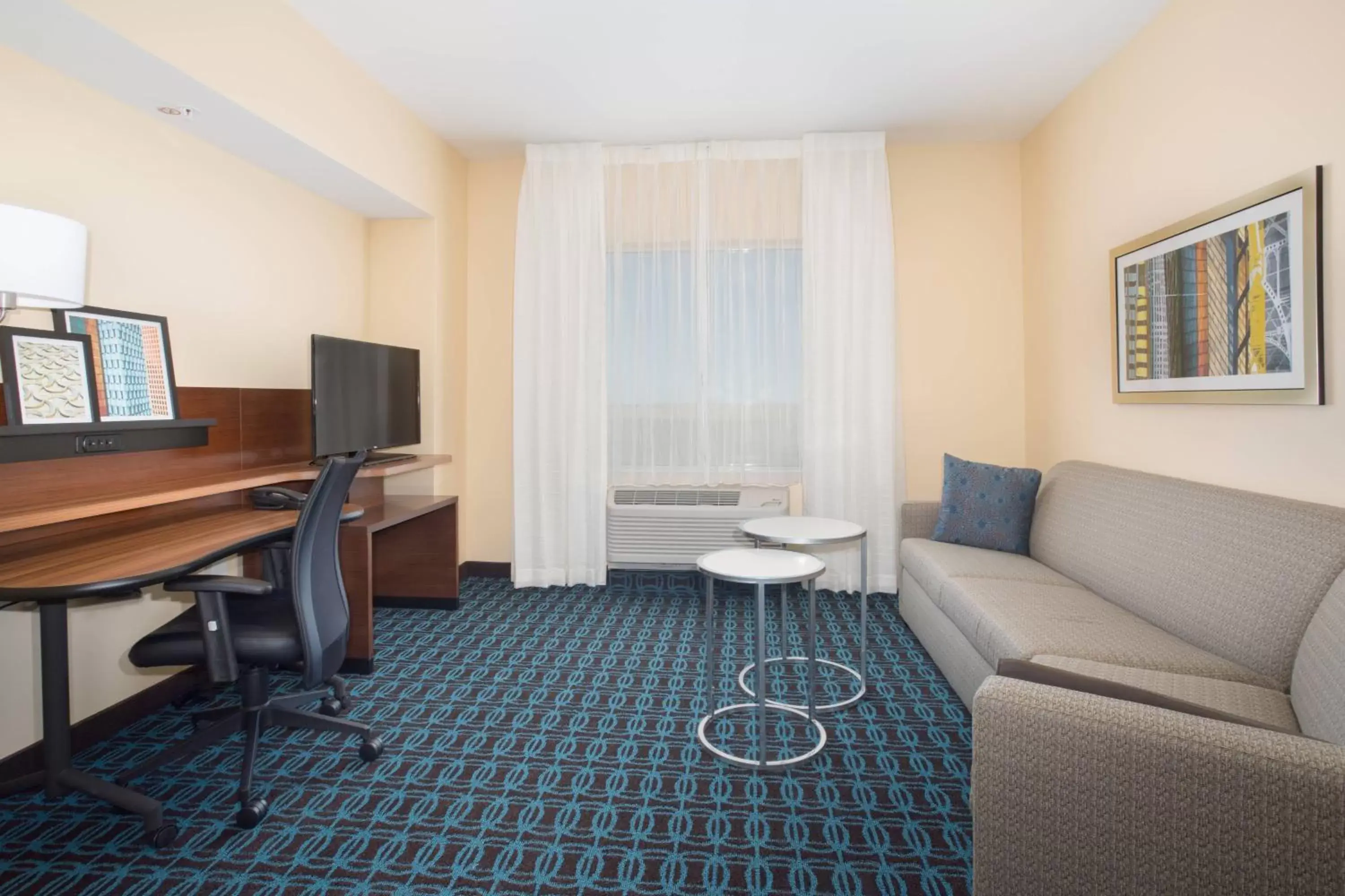 Photo of the whole room, Seating Area in Fairfield Inn & Suites by Marriott Burlington