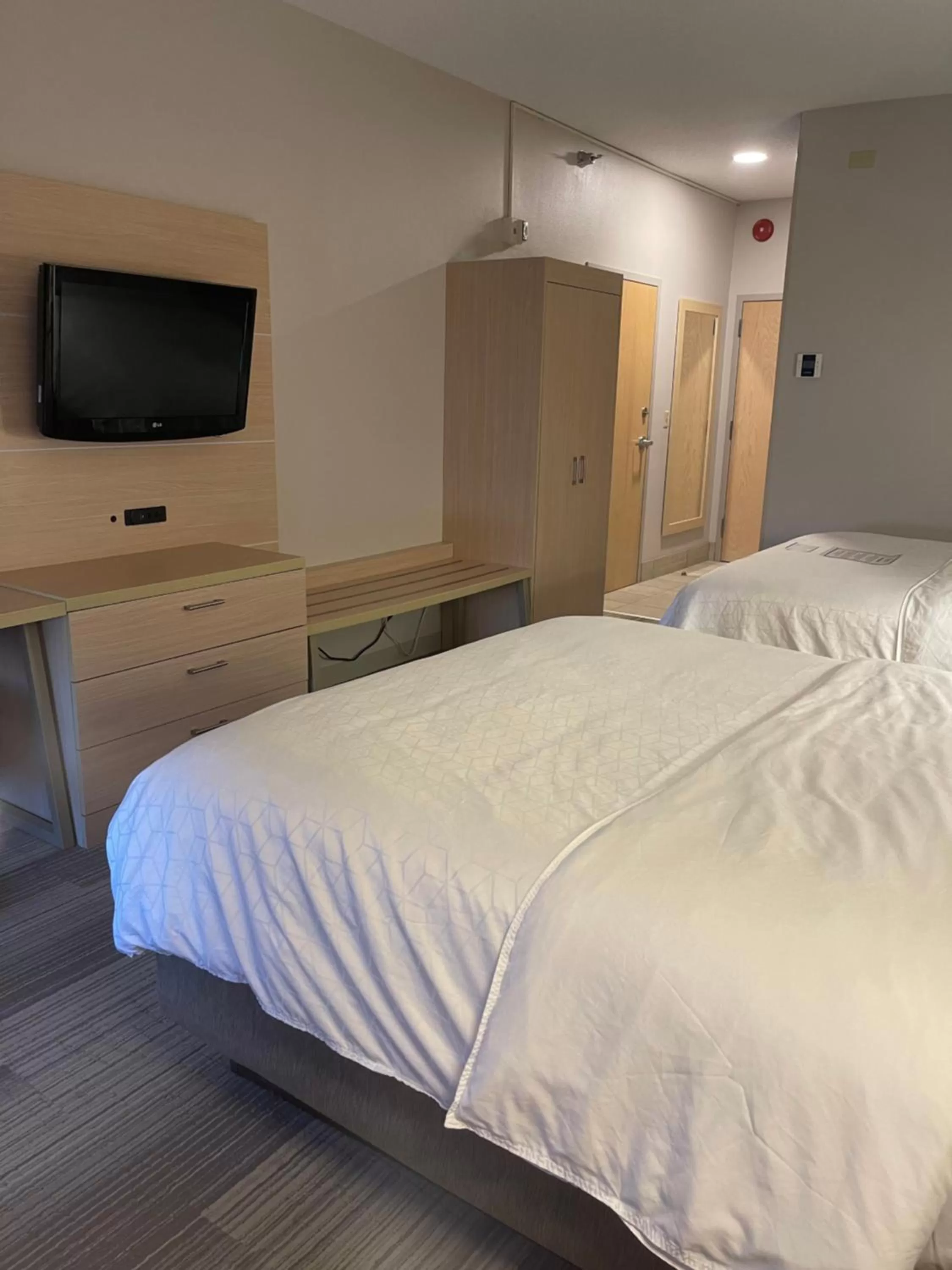 Bed in Holiday Inn Express Cedar Rapids - Collins Road by IHG