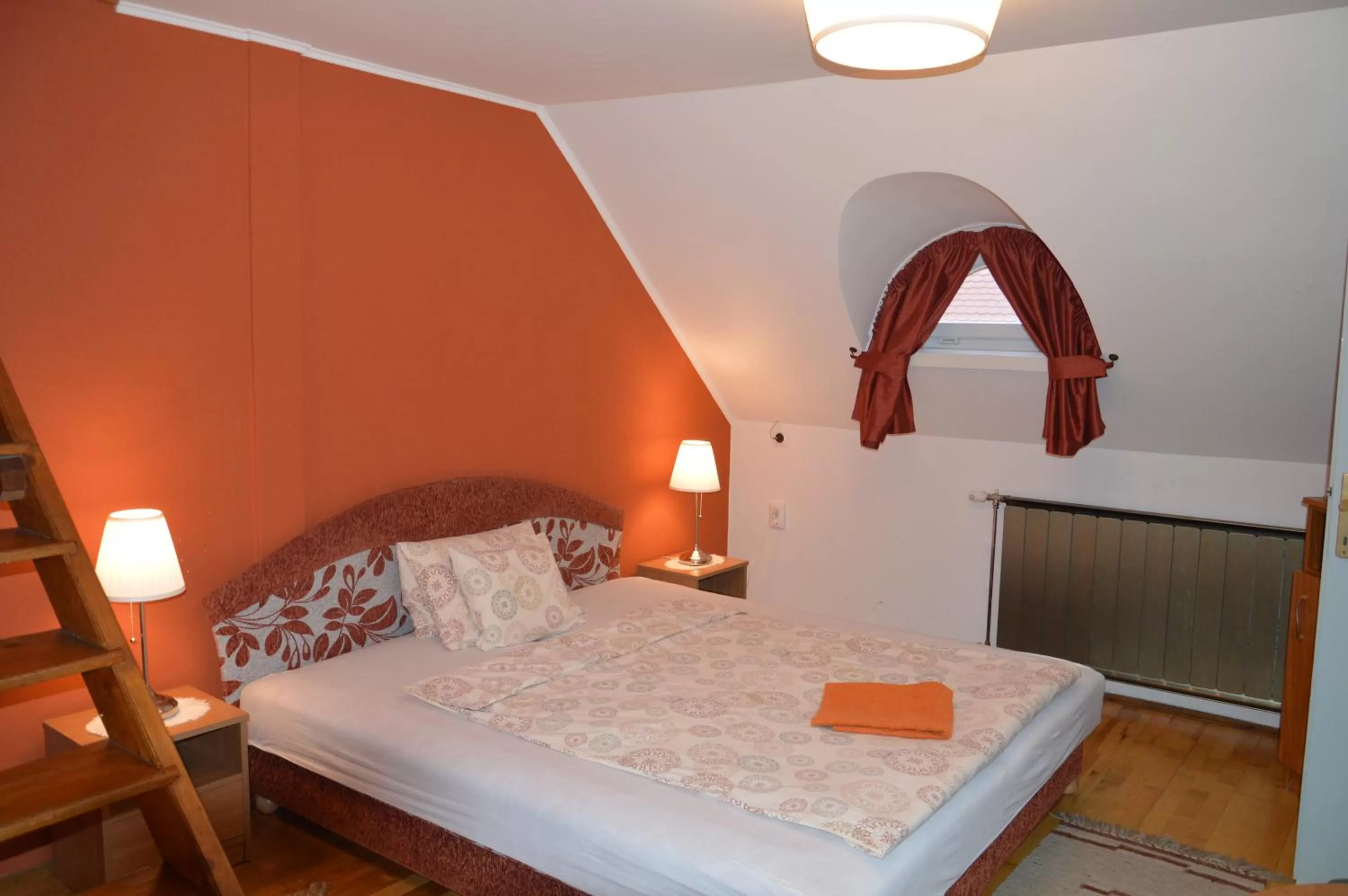Photo of the whole room, Bed in Duna Panzió
