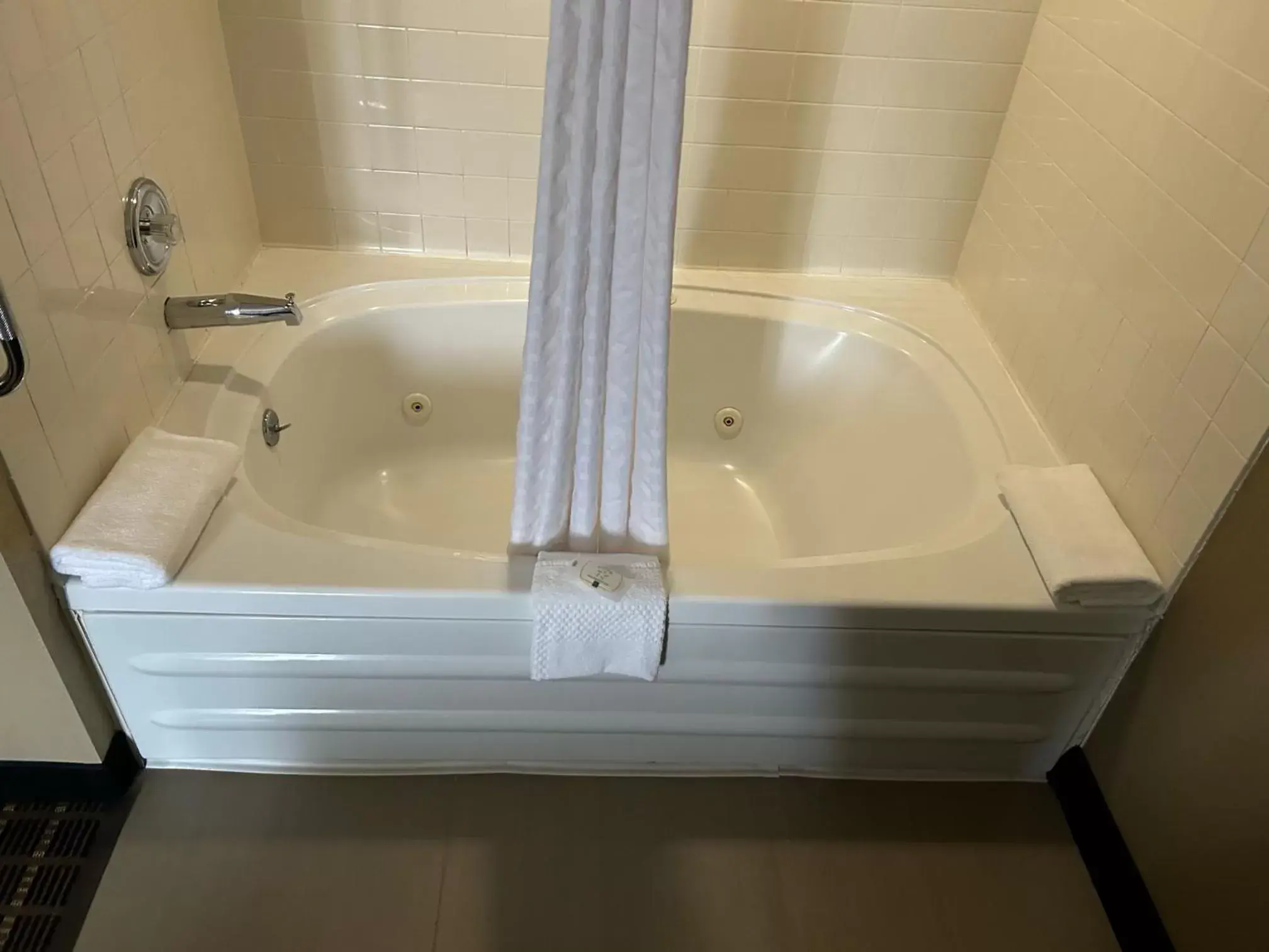 Hot Tub, Bathroom in Quality Inn & Suites Bradford