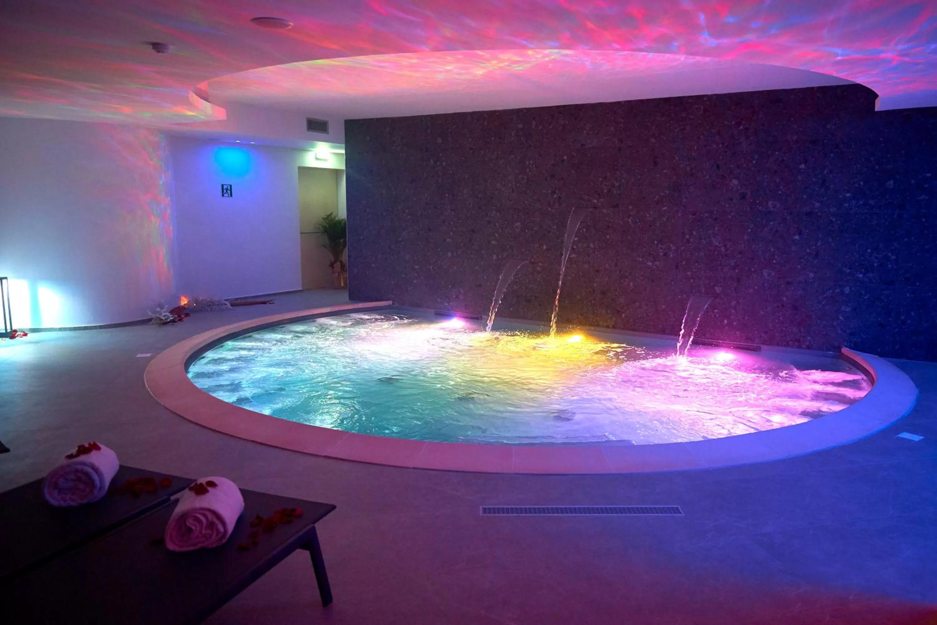 Hot Tub in Resort La Battigia Beach & Spa