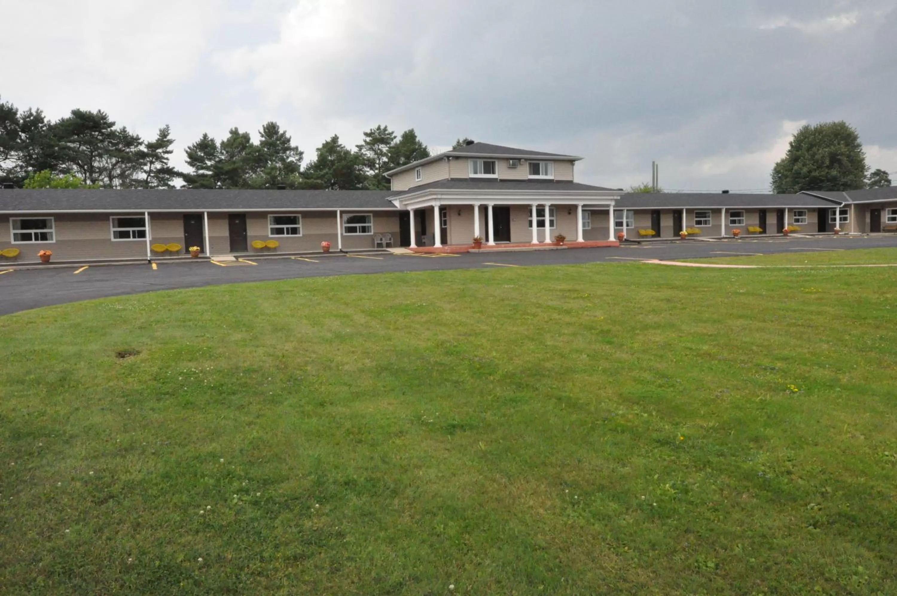 Facade/entrance, Property Building in Colonial House Motor Inn