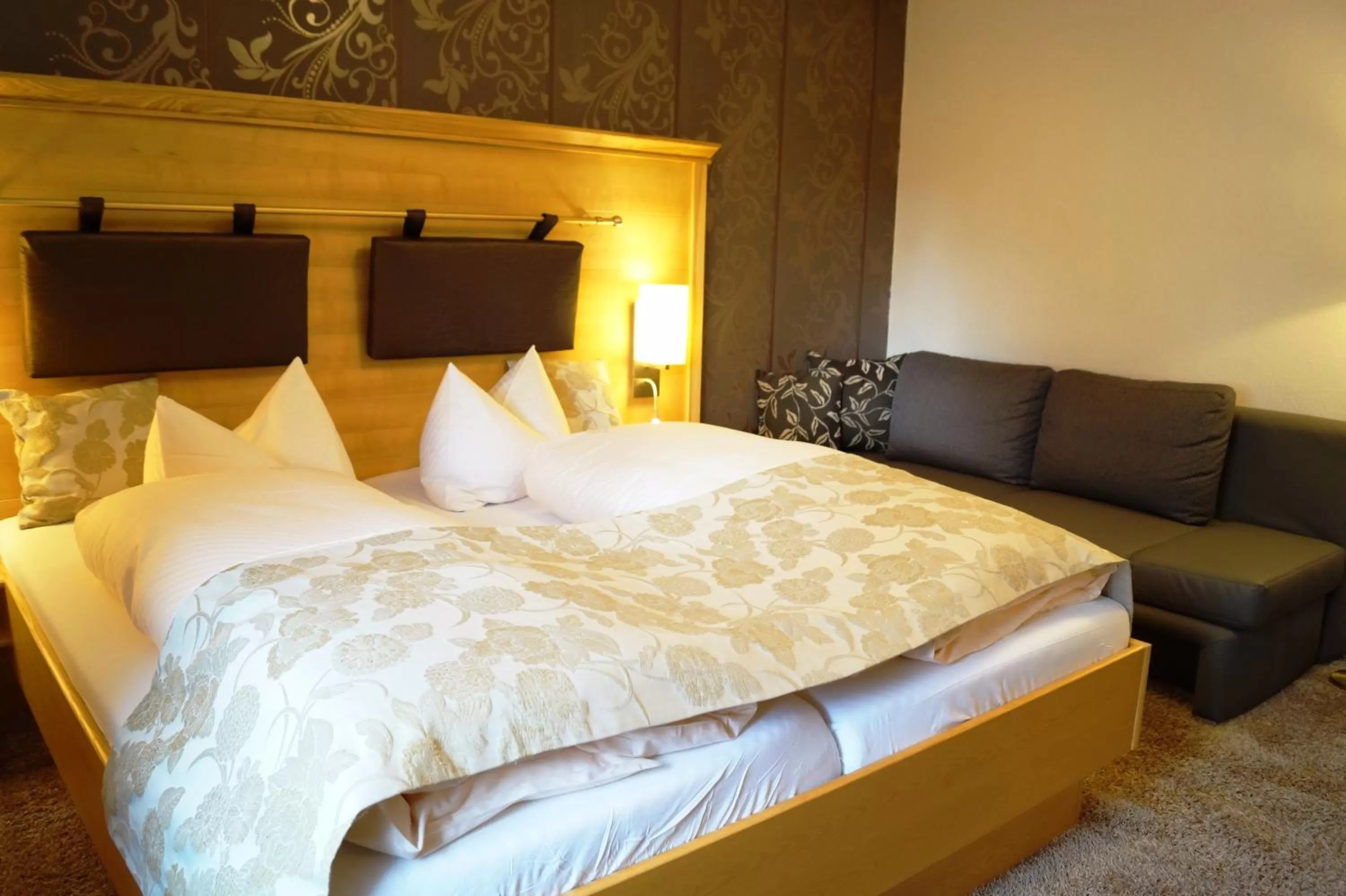 Photo of the whole room, Bed in Engemann Kurve