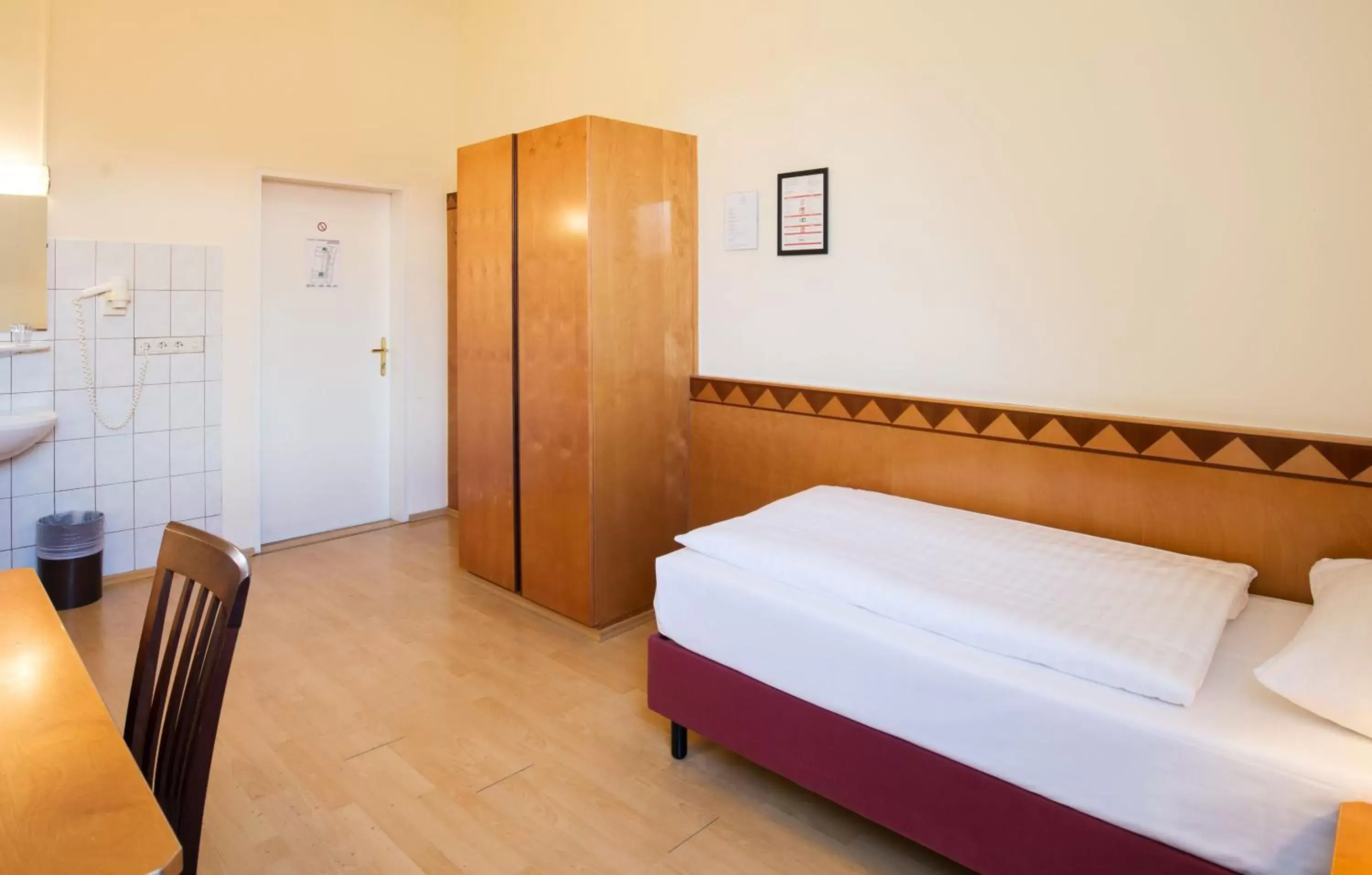 Bedroom, Bed in Hotel Post Wien