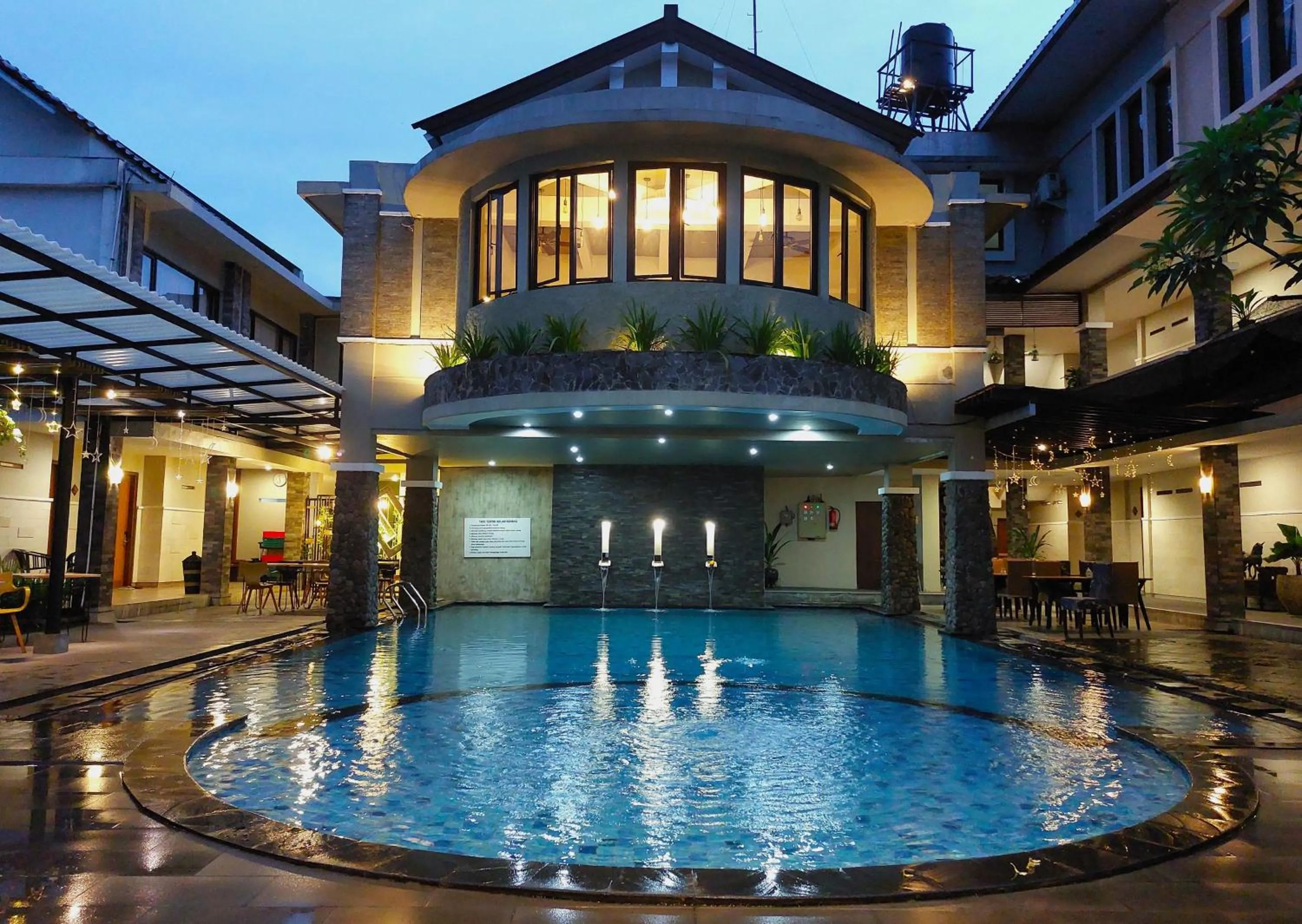 Swimming pool in Hotel Sriti Magelang