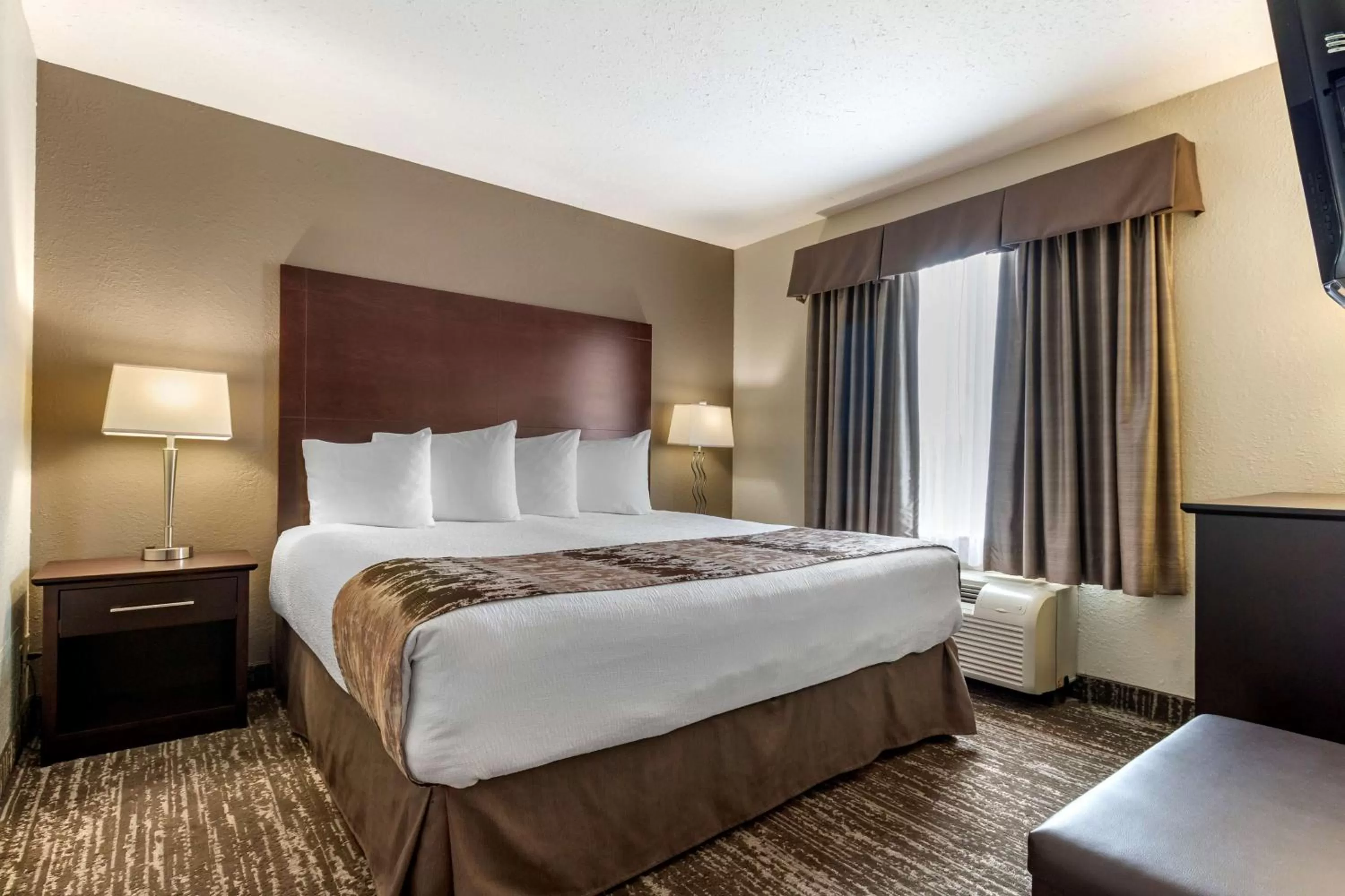 Bedroom, Bed in Best Western Plus Pembina Inn & Suites