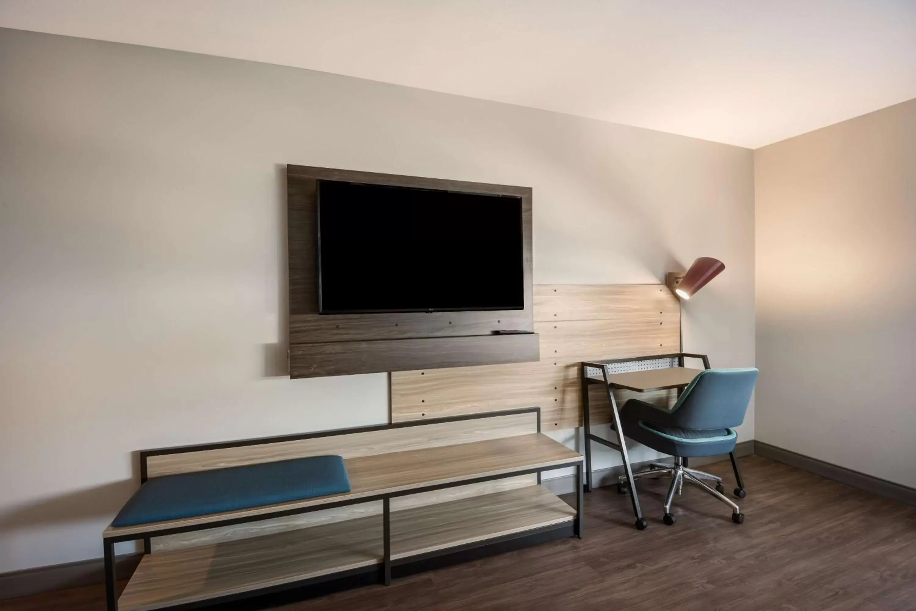 Bedroom, TV/Entertainment Center in Tru By Hilton Warsaw, In